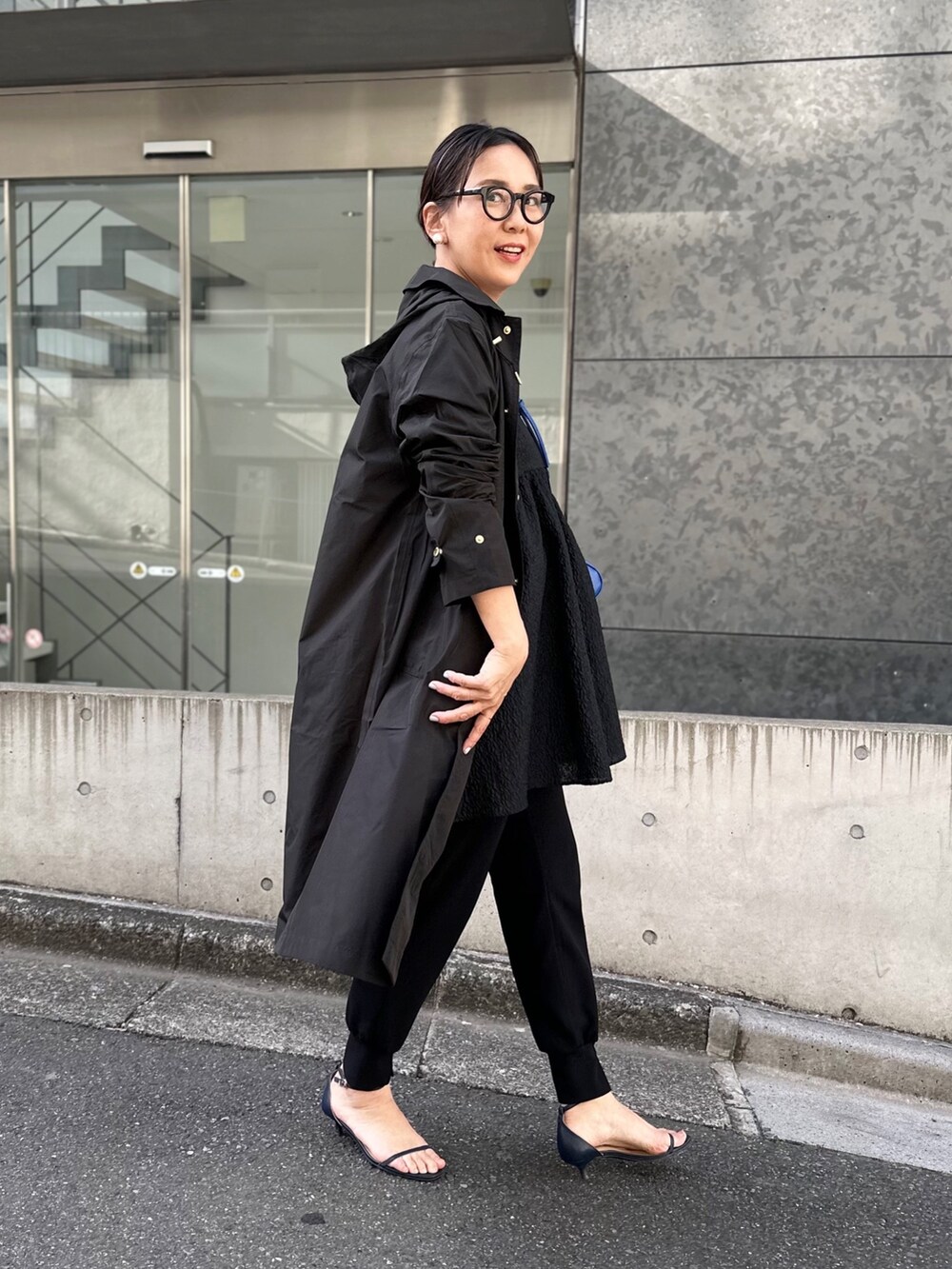 「春アウター、春コーデ、大人コーデ、オトナカジュアル、きれいめコーディネート、ママコーデ、ボーダー、高身長コーデ」｜「NOLLEY’Sの【WEB限定】【Traditional WeatherWear】レインパーカー（レインコート/ポンチョ、ブラック系）」を使った、nol matsubaさん（レディース・167cm）の春コーディネートの3枚目の写真