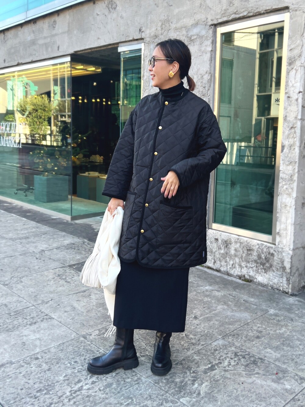 「マフラーぐるぐる、休日コーデ、オトナ女子、スカートスタイル、タートルネック、ママファッション、ブラックコーデ、モノトーンコーデ、トラディショナルウェザーウエア」｜「NOLLEY’Sのウールムジストール（ストール/ショール、ホワイト系）」を使った、nol matsubaさん（レディース・167cm）の冬コーディネートの3枚目の写真