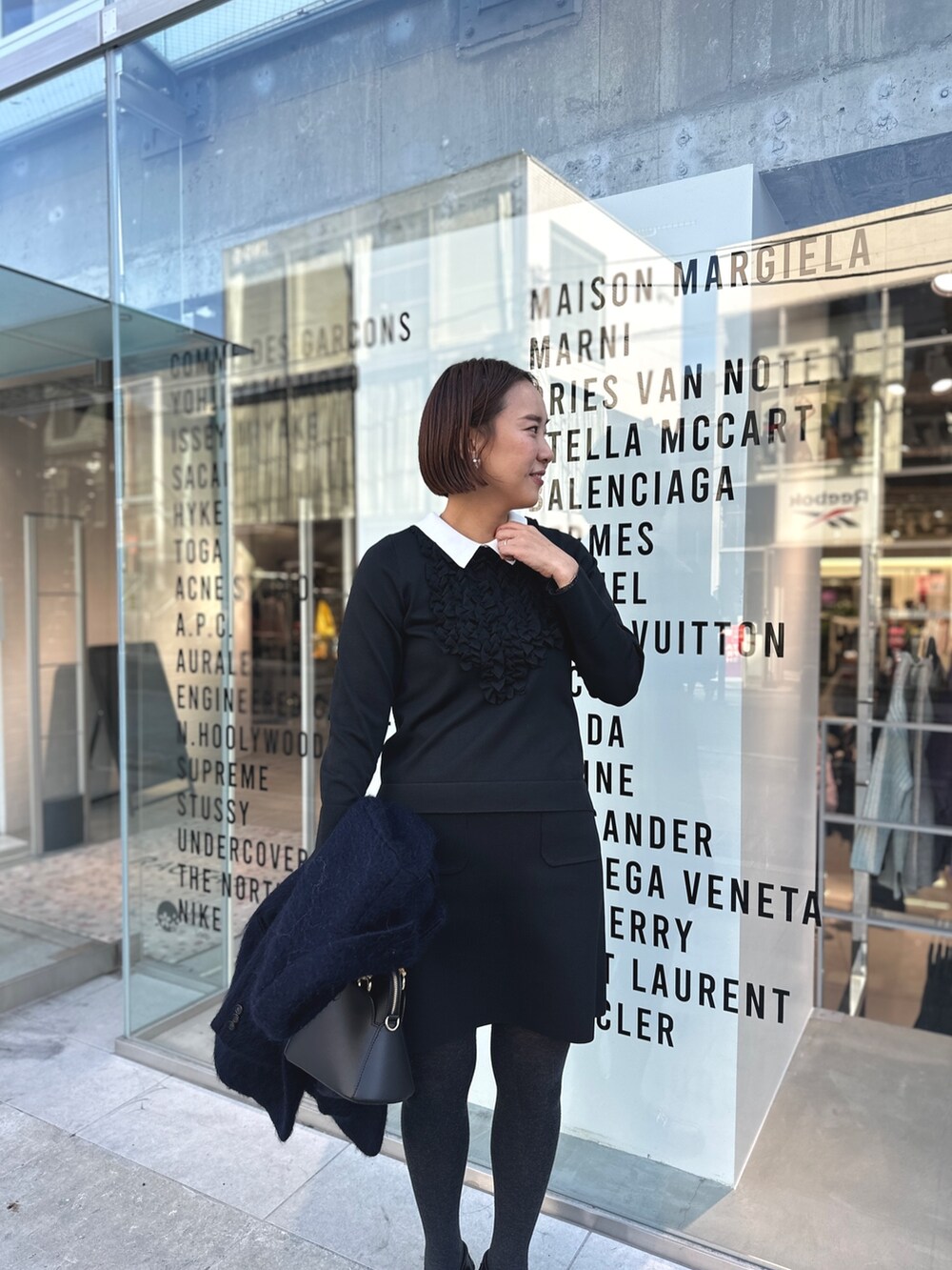 「お出かけコーデ、モノトーン、オトナカワイイ、春ファッション、オトナ女子、ミニスカート、フリル、セットアップ」｜「NOLLEY’Sの《セットアップ対応》《手洗い可能》前フリル白襟プルオーバーニット（ニット/セーター、ブラック系）」を使った、nol matsubaさん（レディース・167cm）の冬コーディネートの6枚目の写真