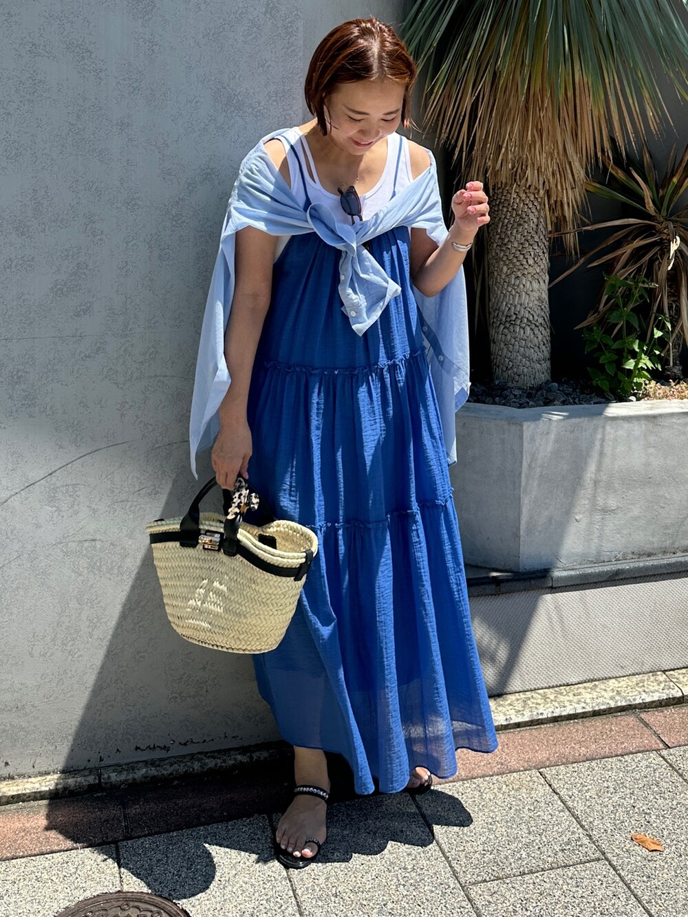 「夏コーデ、レイヤードスタイル、フェスコーデ、デートコーデ、トートバッグ、ワンピース、大人かわいい、大人カジュアル、オトナ女子、サンダルコーデ、楽チンコーデ、ロングワンピース、お出かけコーデ、高身長コーデ」｜「NOLLEY’Sのウォッシャブル2WAYキャミワンピース（ワンピース、ブルー系）」を使った、nol matsubaさん（レディース・167cm）の夏コーディネートの7枚目の写真