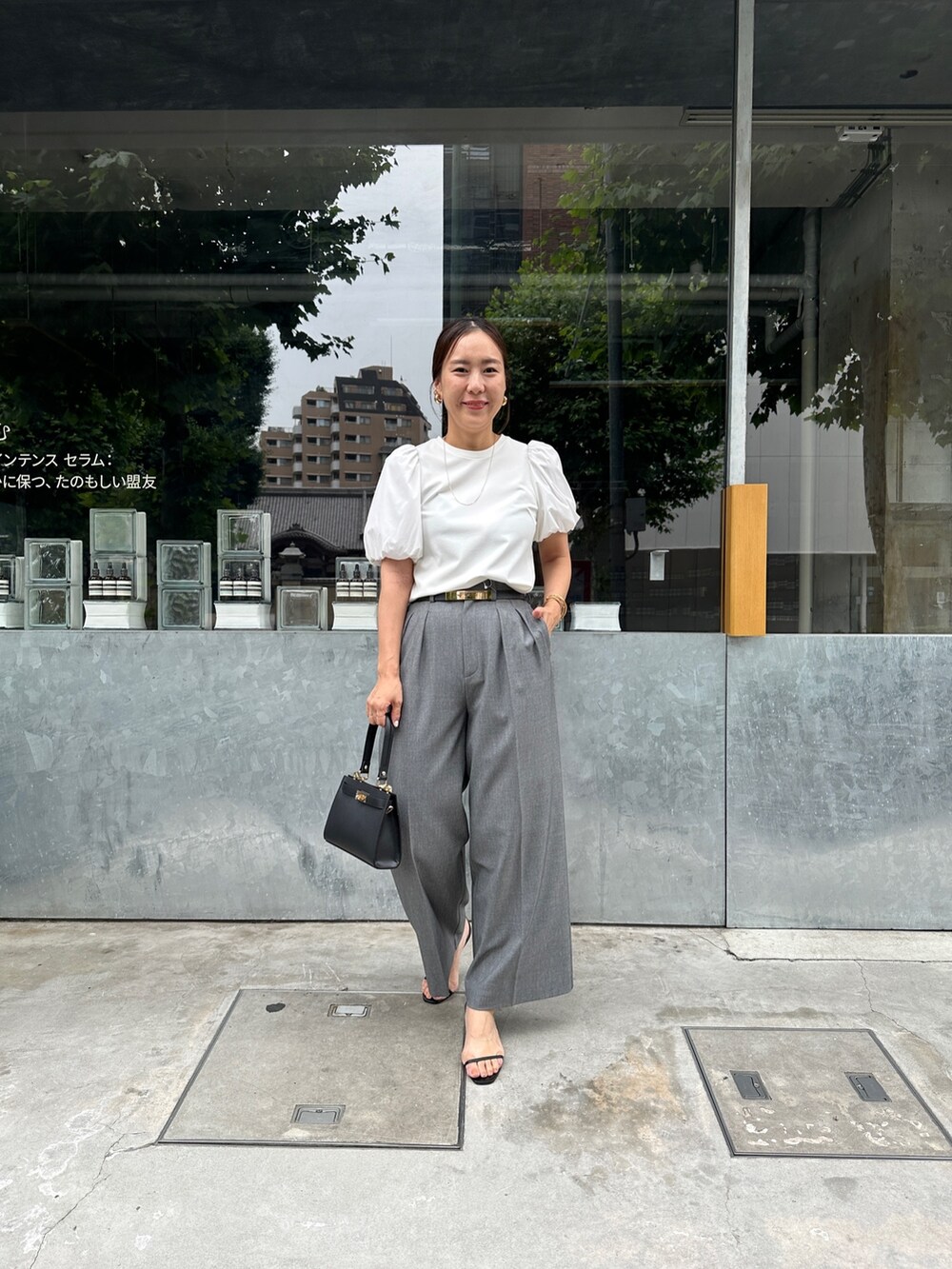 「大人カジュアル、シンプルコーデ、大人かわいい、きれいめカジュアル、オフィスカジュアル、ママファッション、ママコーデ、お出かけコーデ」｜「NOLLEY’Sの◇【WEB限定】ストレッチポンチ袖タフタTシャツ(接触冷感・UVカット・マシンウォッシャブル)（Tシャツ/カットソー、ホワイト系）」を使った、nol matsubaさん（レディース・167cm）の夏コーディネートの5枚目の写真