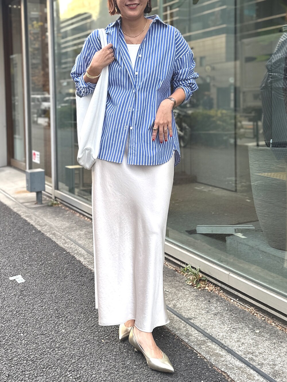 「休日スタイル、オトナカワイイ、春ファッション、シャツスタイル、シャツコーデ、ナロースカート」｜「NOLLEY’SのMY STANDARDシャツ（シャツ/ブラウス、ブルー系）」を使った、nol matsubaさん（レディース・167cm）の冬コーディネートの3枚目の写真