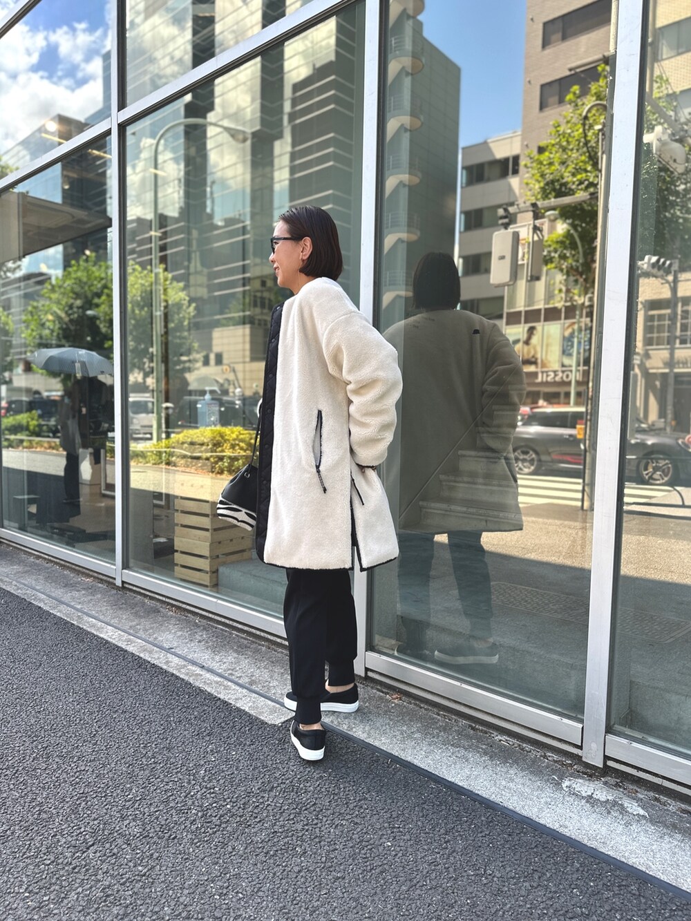 「ストリート、厚底シューズ、秋服準備はじめました、メガネ女子、休日スタイル、ボア、ボアコート、TAION、冬アウター、ロゴニット、ジョガーパンツ、オトナ女子、おとこのこスタイル、大人カジュアルコーデ」｜「TAIONの◇【WEB限定】【TAION/タイオン】ノーカラーボアコート(リバーシブル)（ダウンジャケット/コート、ホワイト系）」を使った、nol matsubaさん（レディース・167cm）の夏コーディネートの6枚目の写真