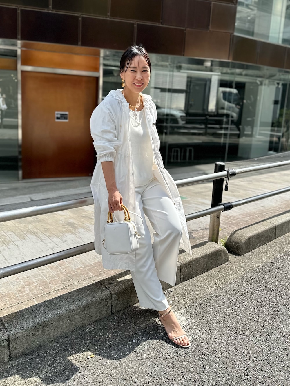 「春コーデ、春服コーデ、大人カジュアル、着回しコーデ、オトナ女子、お花見コーデ、きれいめカジュアル、春ニット」｜「NOLLEY’Sの【WEB限定カラーあり】ウォッシャブルナイロンタスランコート（その他アウター、ホワイト系）」を使った、nol matsubaさん（レディース・167cm）の春コーディネートの4枚目の写真