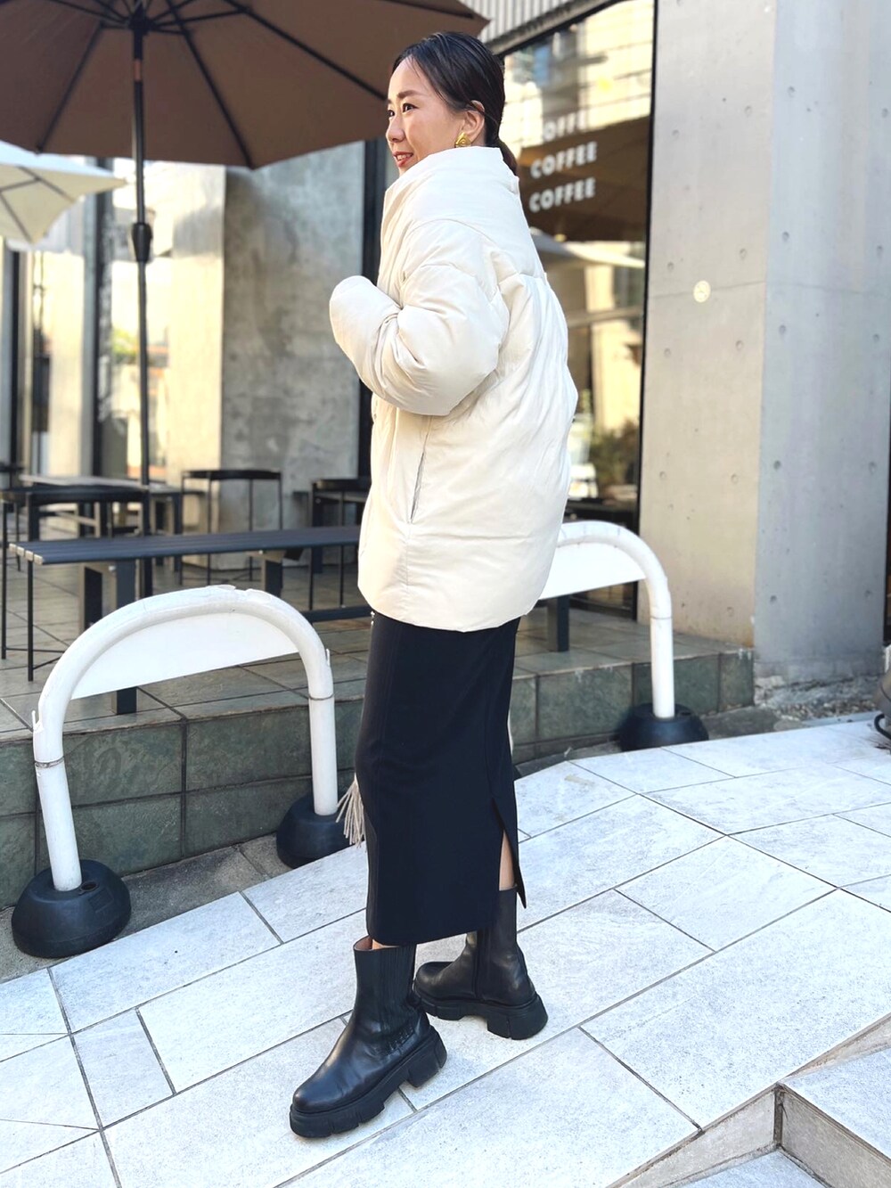 「大人女子、シンプルスタイル、きれいめカジュアル、大人コーデ、オトナカジュアル、ママコーデ、冬のコーデ」｜「NOLLEY’Sの◇【WEB限定】ライトタフタダウンショールカラージャケット（ダウンジャケット/コート、ホワイト系）」を使った、nol matsubaさん（レディース・167cm）の冬コーディネートの2枚目の写真