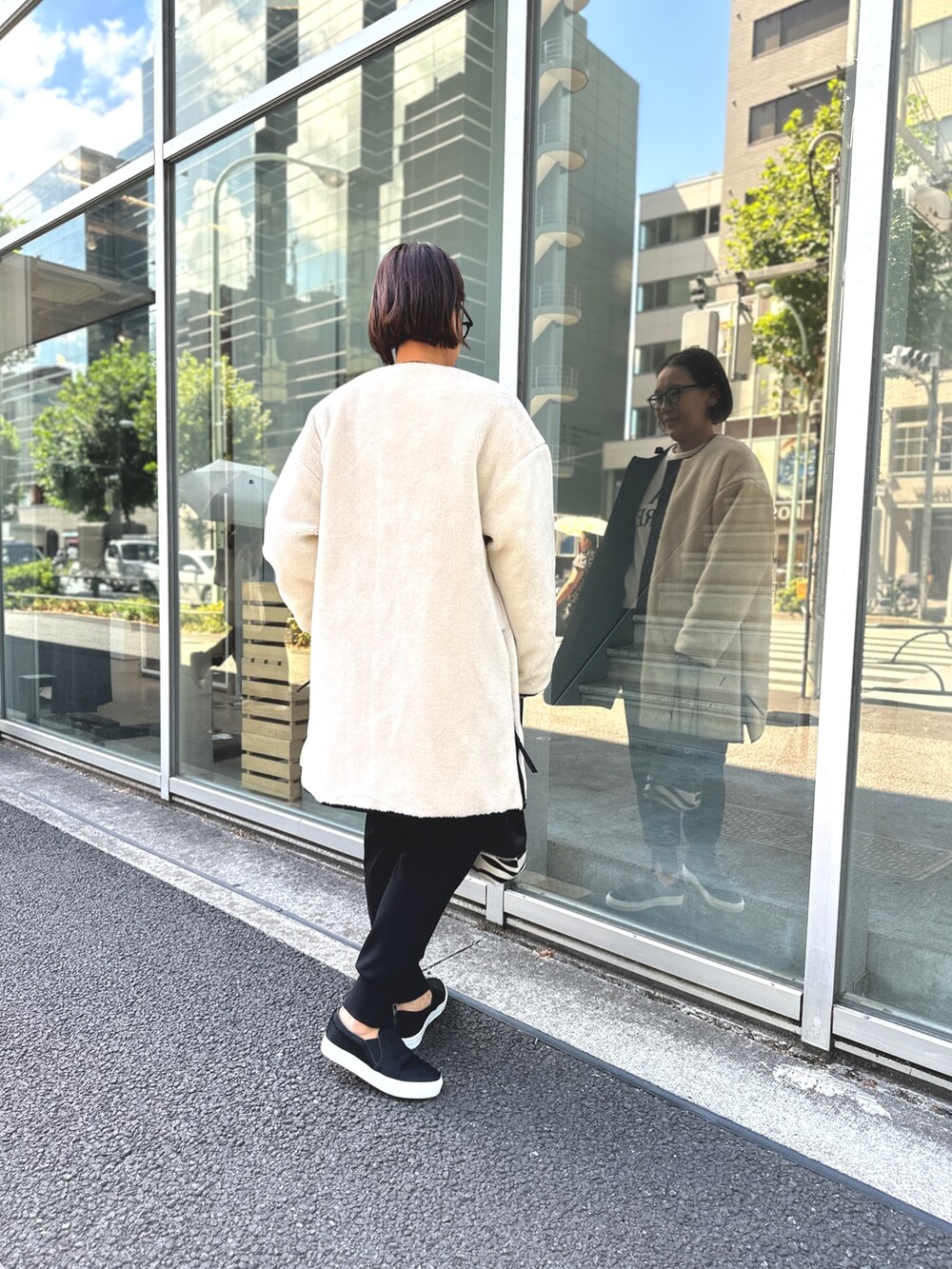 「ストリート、厚底シューズ、秋服準備はじめました、メガネ女子、休日スタイル、ボア、ボアコート、TAION、冬アウター、ロゴニット、ジョガーパンツ、オトナ女子、おとこのこスタイル、大人カジュアルコーデ」｜「TAIONの◇【WEB限定】【TAION/タイオン】ノーカラーボアコート(リバーシブル)（ダウンジャケット/コート、ホワイト系）」を使った、nol matsubaさん（レディース・167cm）の夏コーディネートの7枚目の写真