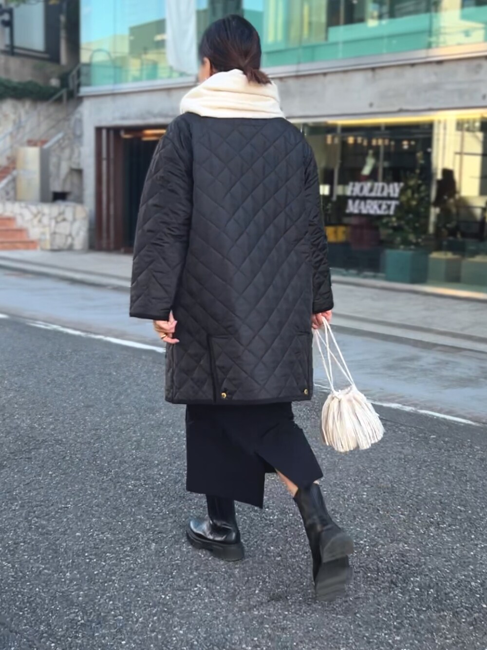 「マフラーぐるぐる、休日コーデ、オトナ女子、スカートスタイル、タートルネック、ママファッション、ブラックコーデ、モノトーンコーデ、トラディショナルウェザーウエア」｜「NOLLEY’Sのウールムジストール（ストール/ショール、ホワイト系）」を使った、nol matsubaさん（レディース・167cm）の冬コーディネートの4枚目の写真