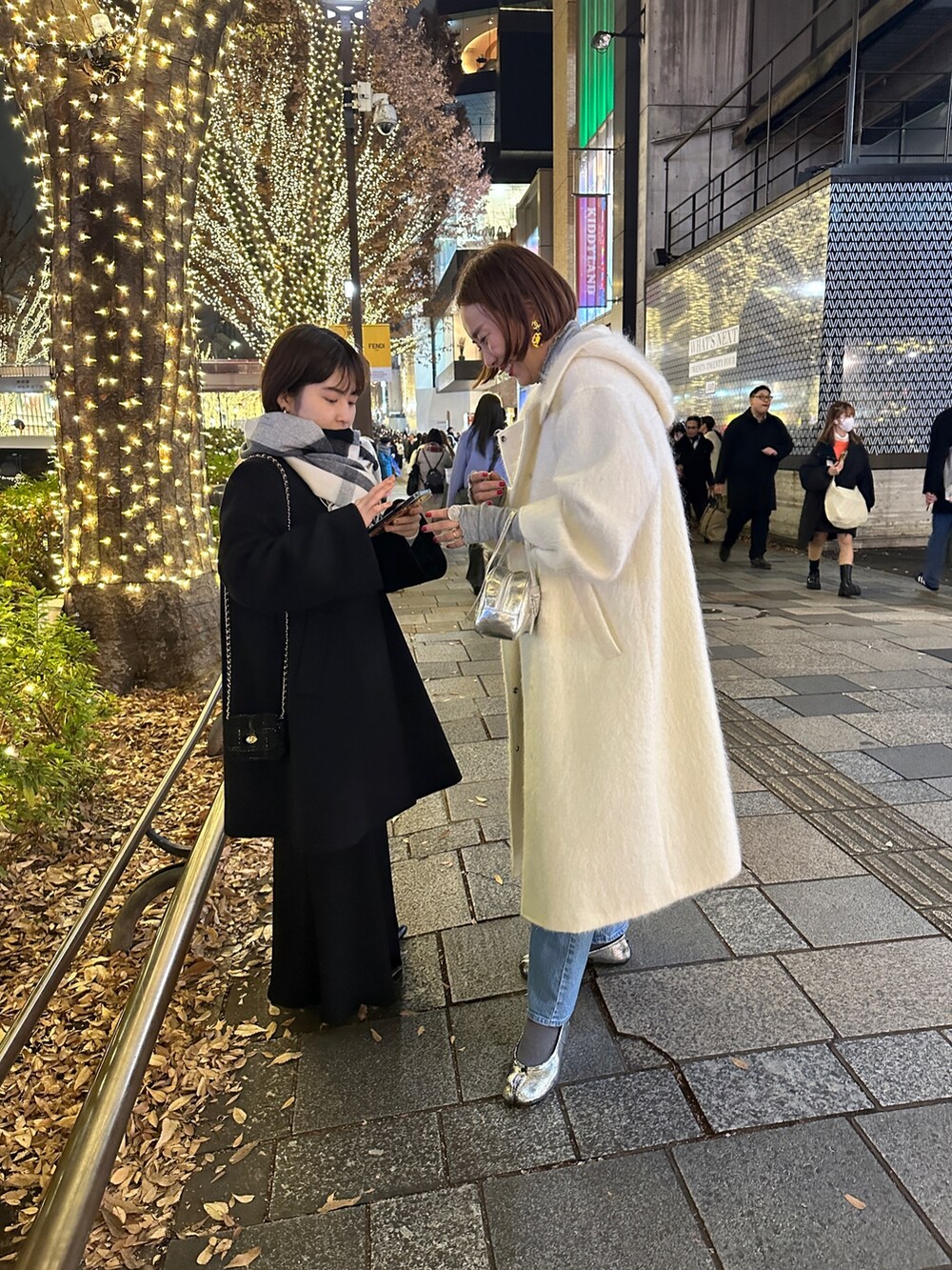 「冬アウター、冬のコーデ、シンプルコーデ、オトナカワイイ、おでかけコーデ、高身長コーデ、休日スタイル、ホワイトコーデ、お出かけコーデ」｜「NOLLEY’Sの◇【WEB限定】モヘヤシャギーPREMIUMフーデットコート（その他アウター、ホワイト系）」を使った、nol matsubaさん（レディース・167cm）の冬コーディネートの6枚目の写真