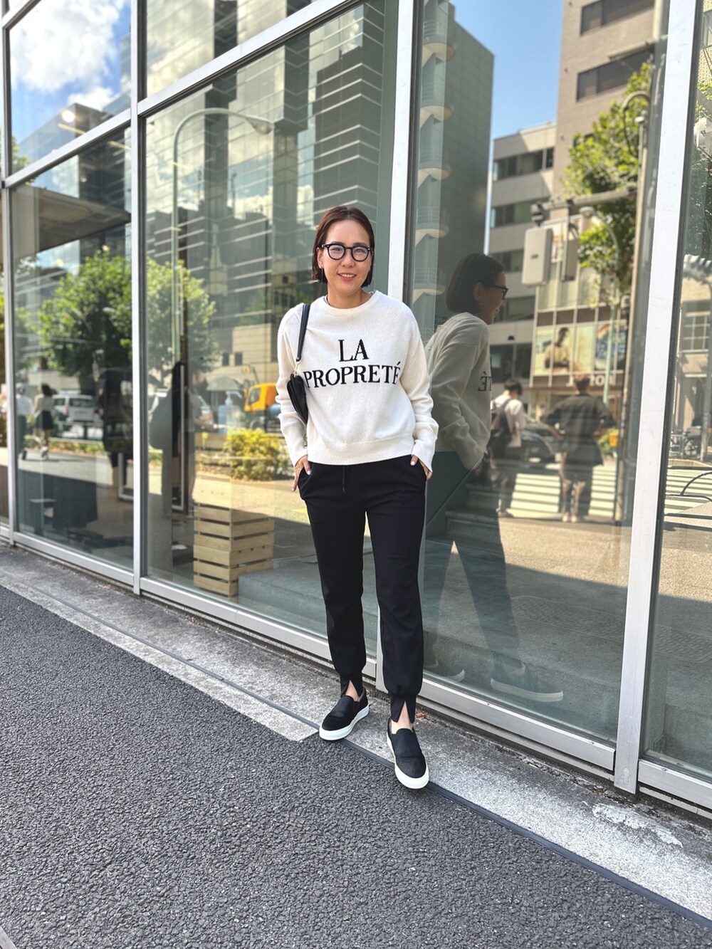 「淡色コーデ、オトナ女子、楽チンコーデ、カジュアルコーデ、秋冬コーデ、大人女子、休日スタイル」｜「NOLLEY’Sの◇【WEB限定】ロゴインターシャ2WAYクルーネックカーディガン（カーディガン/ボレロ、ホワイト系）」を使った、nol matsubaさん（レディース・167cm）の夏コーディネートの2枚目の写真