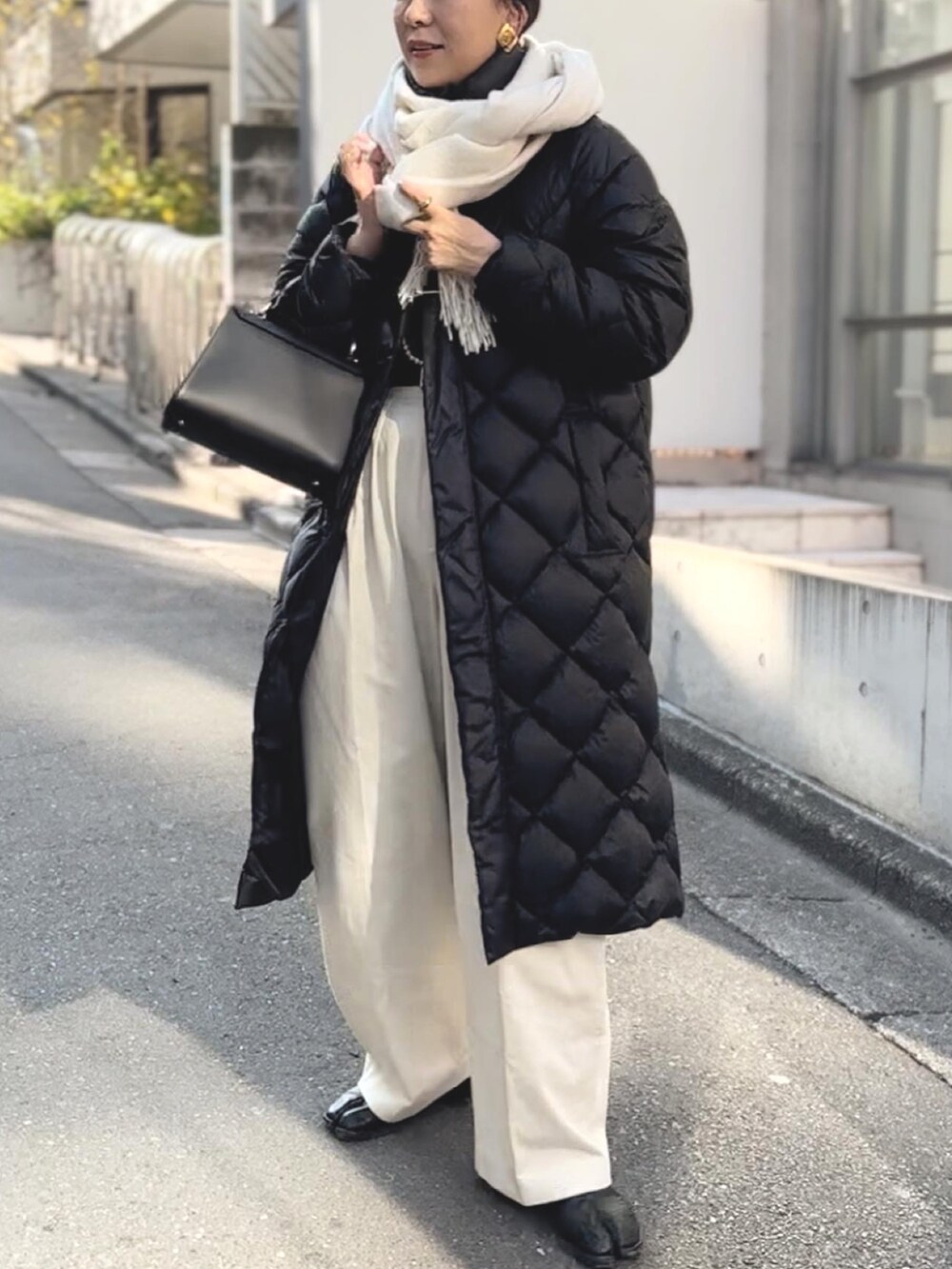 「大人女子、大人カジュアル、オトナ女子、シンプルスタイル、休日スタイル、#冬コーデ、モノトーンコーデ」｜「TAIONの◇【WEB限定】【TAION/タイオン】別注ダイヤキルトスタンドロングダウン（ダウンジャケット/コート、ブラック系）」を使った、nol matsubaさん（レディース・167cm）の冬コーディネートの3枚目の写真