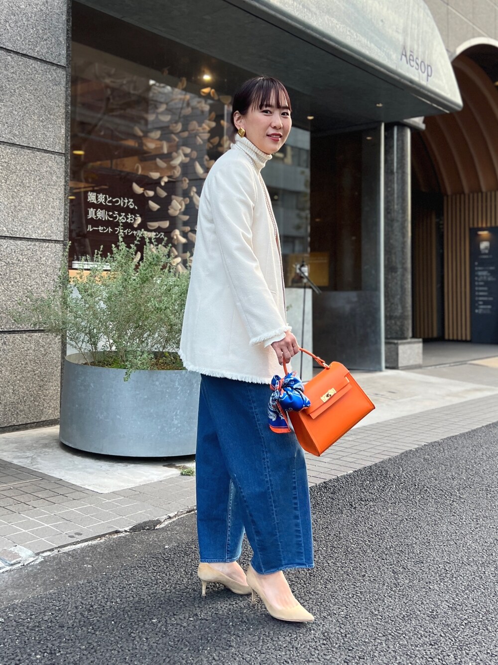 「シンプルコーデ、休日コーデ、きれいめカジュアル、オトナ女子、デニムコーデ、春コーデ、ハンドバッグ」｜「Rie Millerのハイウエストバギーデニム（デニムパンツ、ブルー系）」を使った、nol matsubaさん（レディース・167cm）の冬コーディネートの4枚目の写真