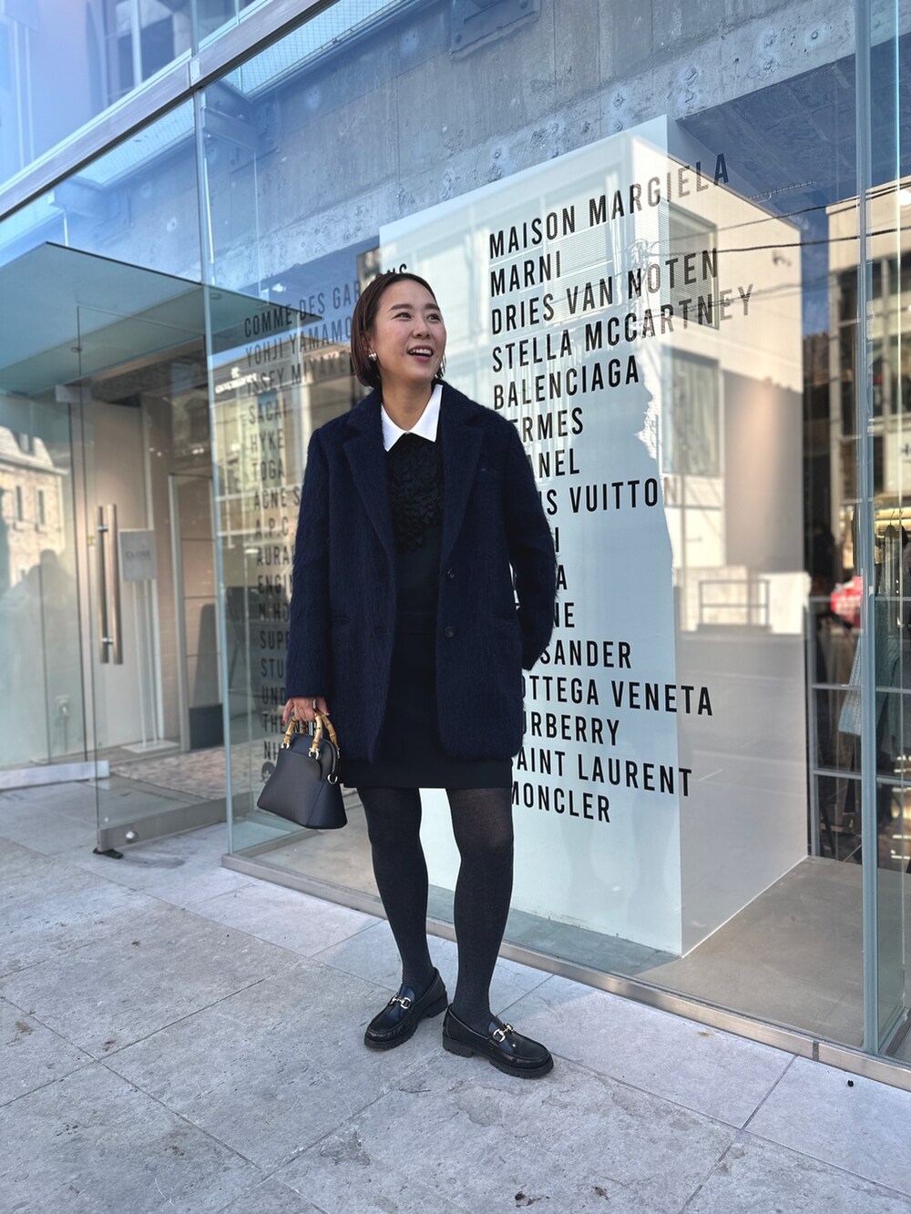 「お出かけコーデ、モノトーン、オトナカワイイ、春ファッション、オトナ女子、ミニスカート、フリル、セットアップ」｜「NOLLEY’Sの《セットアップ対応》《手洗い可能》前フリル白襟プルオーバーニット（ニット/セーター、ブラック系）」を使った、nol matsubaさん（レディース・167cm）の冬コーディネートの3枚目の写真