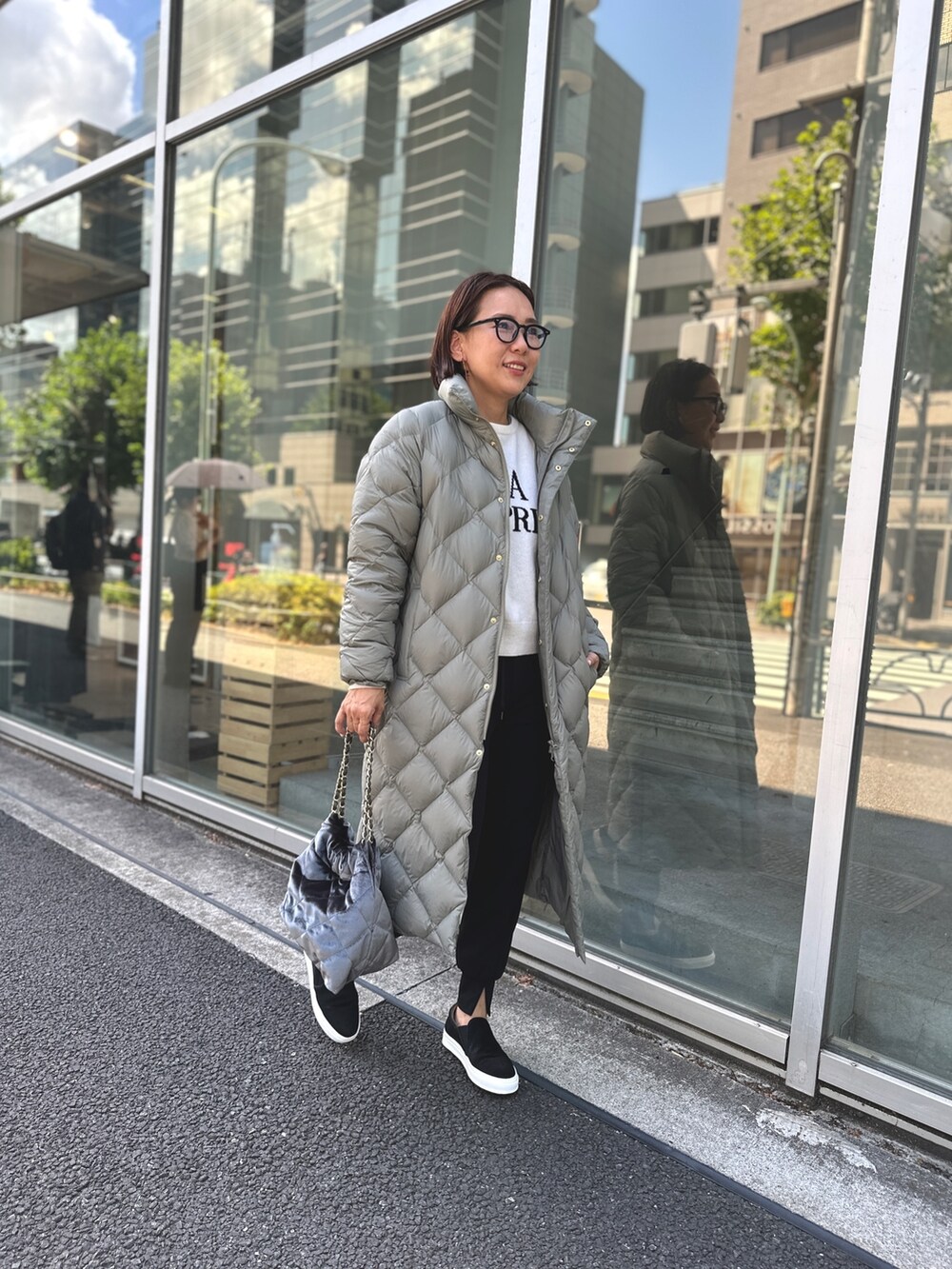 「淡色コーデ、オトナ女子、楽チンコーデ、カジュアルコーデ、秋冬コーデ、大人女子、休日スタイル」｜「NOLLEY’Sの◇【WEB限定】ロゴインターシャ2WAYクルーネックカーディガン（カーディガン/ボレロ、ホワイト系）」を使った、nol matsubaさん（レディース・167cm）の夏コーディネートの3枚目の写真