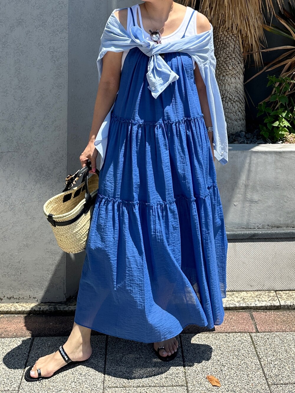 「夏コーデ、レイヤードスタイル、フェスコーデ、デートコーデ、トートバッグ、ワンピース、大人かわいい、大人カジュアル、オトナ女子、サンダルコーデ、楽チンコーデ、ロングワンピース、お出かけコーデ、高身長コーデ」｜「NOLLEY’Sのウォッシャブル2WAYキャミワンピース（ワンピース、ブルー系）」を使った、nol matsubaさん（レディース・167cm）の夏コーディネートの2枚目の写真