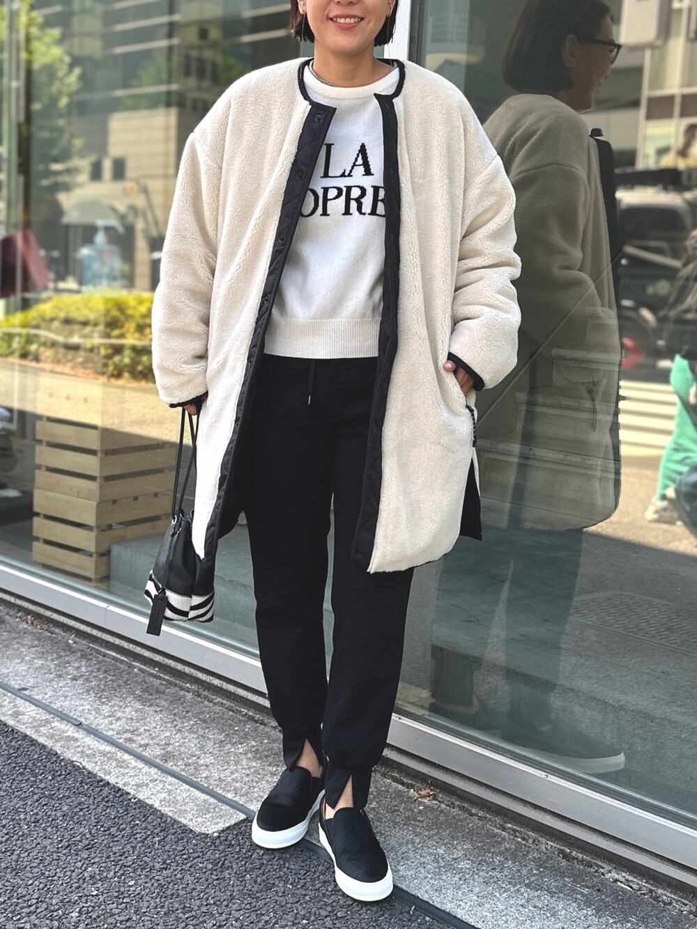 「ストリート、厚底シューズ、秋服準備はじめました、メガネ女子、休日スタイル、ボア、ボアコート、TAION、冬アウター、ロゴニット、ジョガーパンツ、オトナ女子、おとこのこスタイル、大人カジュアルコーデ」｜「TAIONの◇【WEB限定】【TAION/タイオン】ノーカラーボアコート(リバーシブル)（ダウンジャケット/コート、ホワイト系）」を使った、nol matsubaさん（レディース・167cm）の夏コーディネートの3枚目の写真