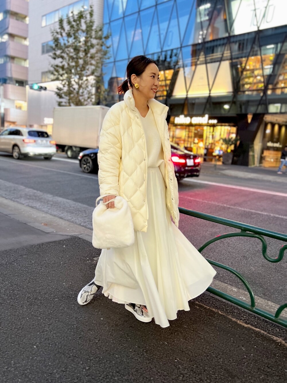 「大人カジュアル、冬コーデ、オトナ女子、休日コーデ、キレイめ、ホワイトコーデ」｜「TAIONの◇【WEB限定】【TAION/タイオン】別注ダイヤキルトスタンドミドルダウン（ダウンジャケット/コート、ホワイト系）」を使った、nol matsubaさん（レディース・167cm）の冬コーディネートの2枚目の写真