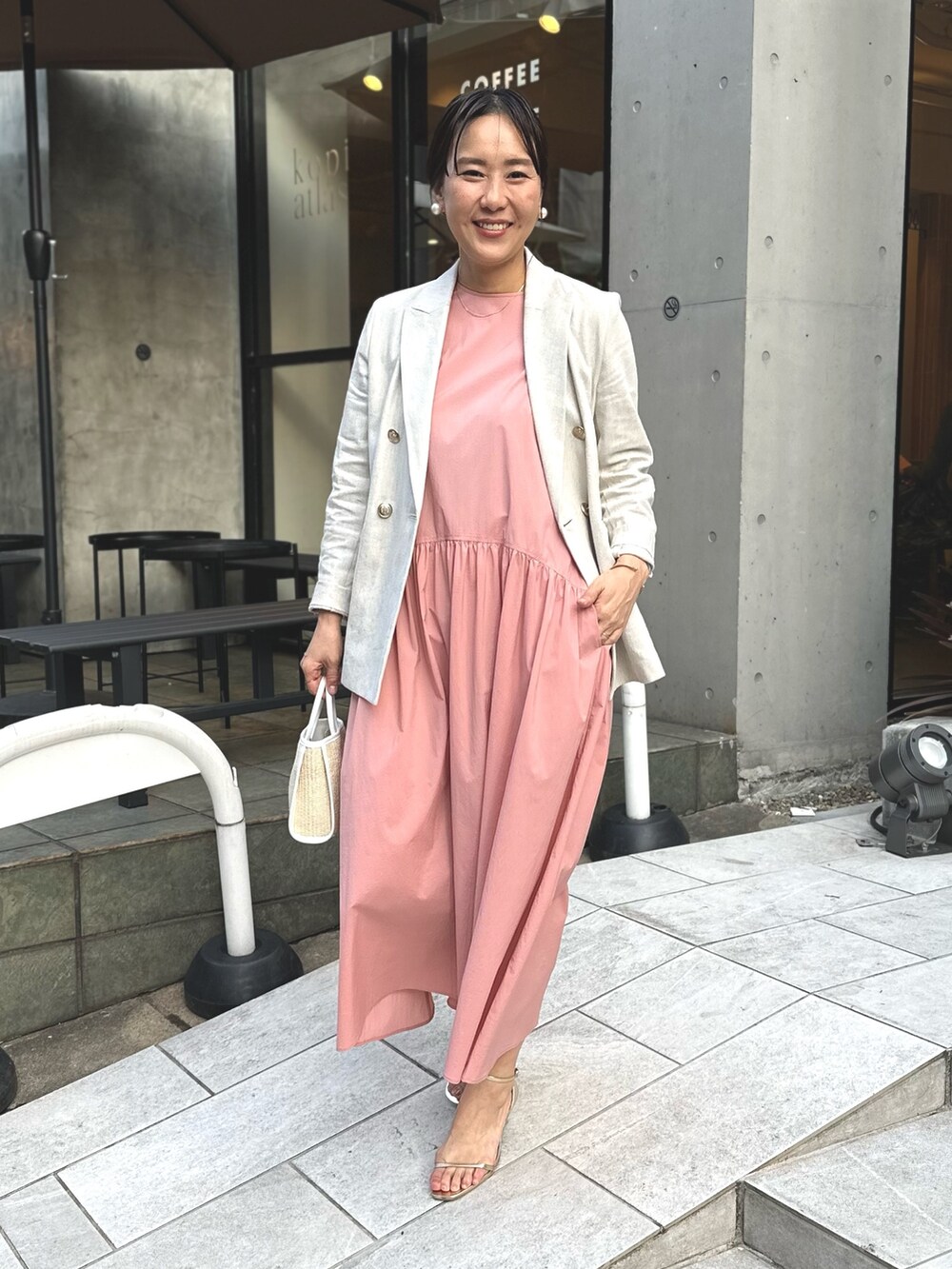 「春コーデ、オトナカジュアル、ワンピーススタイル、きれいめコーディネート」｜「NOLLEY’S Sophiのハードリネンダブルジャケット（テーラードジャケット、ベージュ系）」を使った、nol matsubaさん（レディース・167cm）の春コーディネートの2枚目の写真