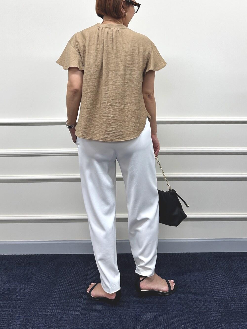「夏コーデ、大人カジュアル、楽チンコーデ、オトナ女子、通勤コーデ、通勤スタイル、オフィスカジュアル」｜「NOLLEY’S Sophiの《セットアップ対応》ウォッシャブルツイルイージーワイドパンツ（その他パンツ、ホワイト系）」を使った、nol matsubaさん（レディース・167cm）の夏コーディネートの3枚目の写真