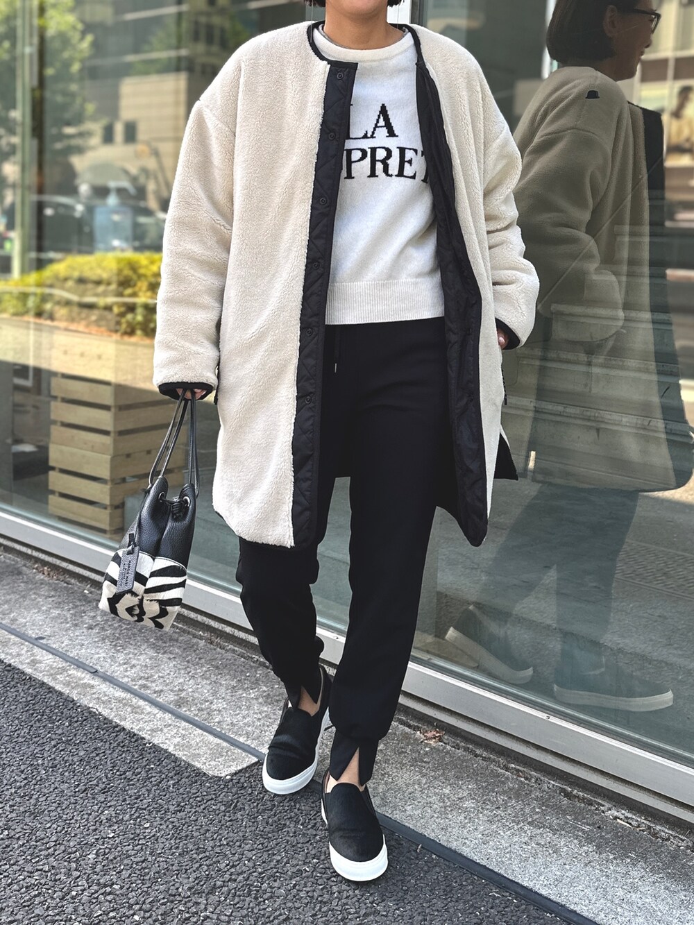 「ストリート、厚底シューズ、秋服準備はじめました、メガネ女子、休日スタイル、ボア、ボアコート、TAION、冬アウター、ロゴニット、ジョガーパンツ、オトナ女子、おとこのこスタイル、大人カジュアルコーデ」｜「TAIONの◇【WEB限定】【TAION/タイオン】ノーカラーボアコート(リバーシブル)（ダウンジャケット/コート、ホワイト系）」を使った、nol matsubaさん（レディース・167cm）の夏コーディネートの4枚目の写真