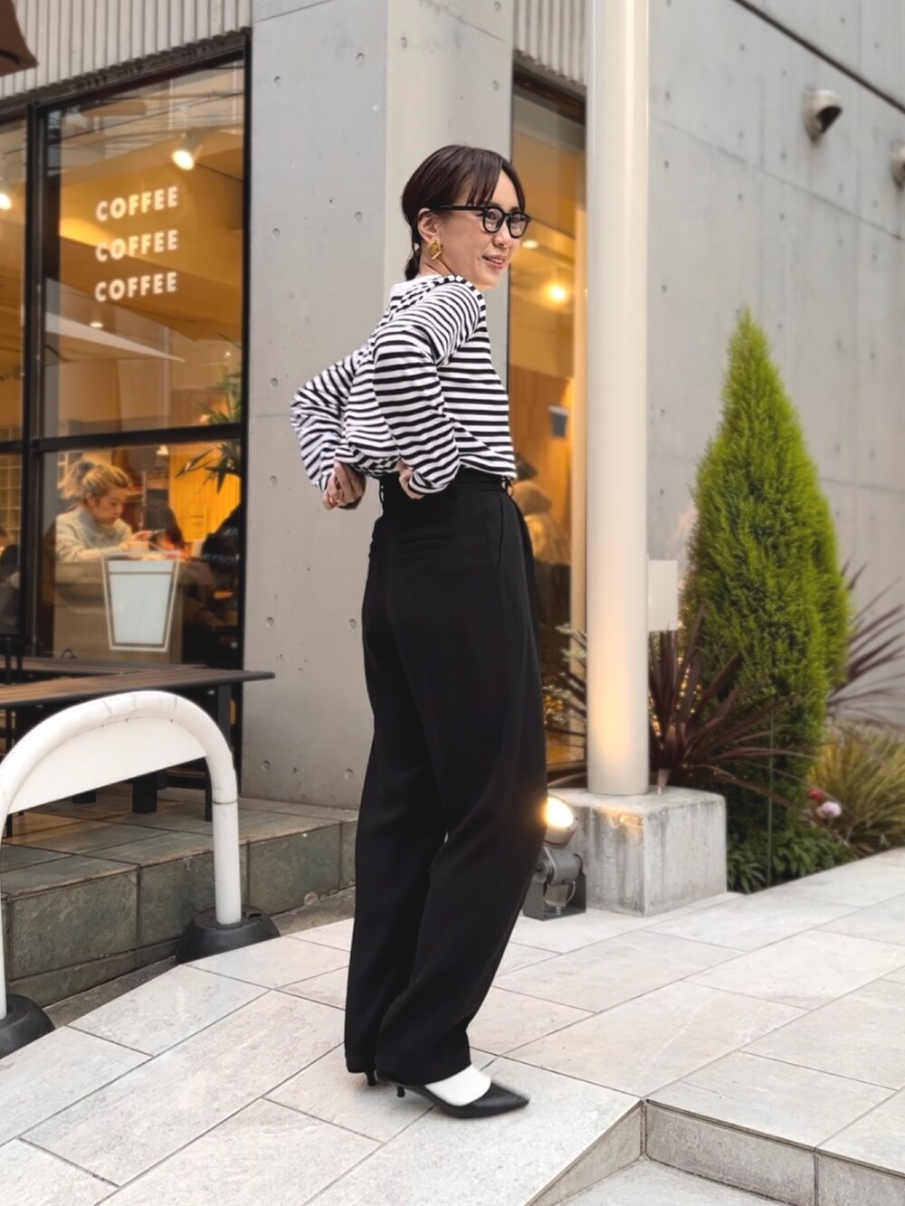 「きれいめカジュアル、大人カジュアル、休日コーデ、春服コーデ、大人女子、メガネ女子、高身長コーデ」｜「AULENTTIの【AULENTTI/ オーレンティ】バニティキルティングバッグ（ショルダーバッグ、ブラック系）」を使った、nol matsubaさん（レディース・167cm）の冬コーディネートの2枚目の写真