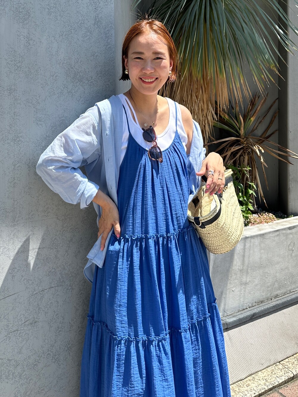 「夏コーデ、レイヤードスタイル、フェスコーデ、デートコーデ、トートバッグ、ワンピース、大人かわいい、大人カジュアル、オトナ女子、サンダルコーデ、楽チンコーデ、ロングワンピース、お出かけコーデ、高身長コーデ」｜「NOLLEY’Sのウォッシャブル2WAYキャミワンピース（ワンピース、ブルー系）」を使った、nol matsubaさん（レディース・167cm）の夏コーディネートの4枚目の写真