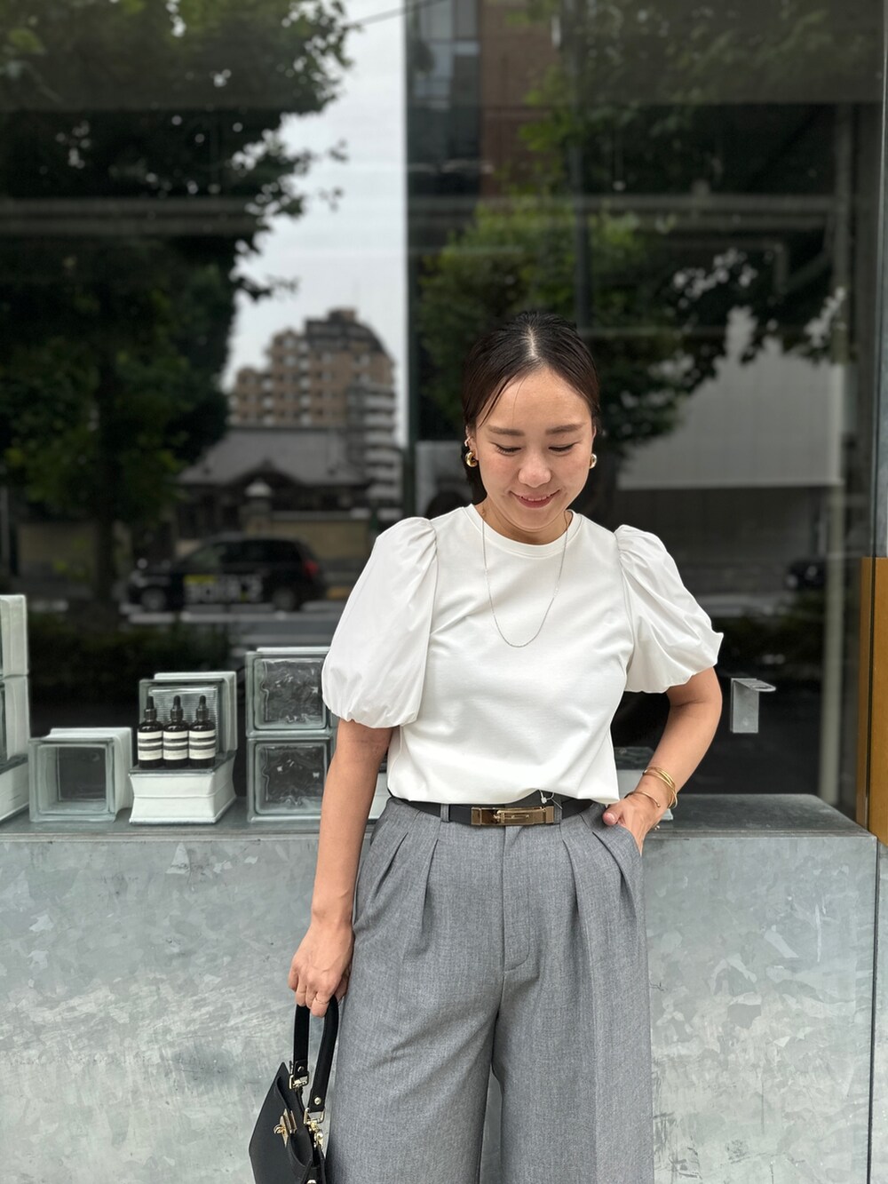 「大人カジュアル、シンプルコーデ、大人かわいい、きれいめカジュアル、オフィスカジュアル、ママファッション、ママコーデ、お出かけコーデ」｜「NOLLEY’Sの◇【WEB限定】ストレッチポンチ袖タフタTシャツ(接触冷感・UVカット・マシンウォッシャブル)（Tシャツ/カットソー、ホワイト系）」を使った、nol matsubaさん（レディース・167cm）の夏コーディネートの4枚目の写真