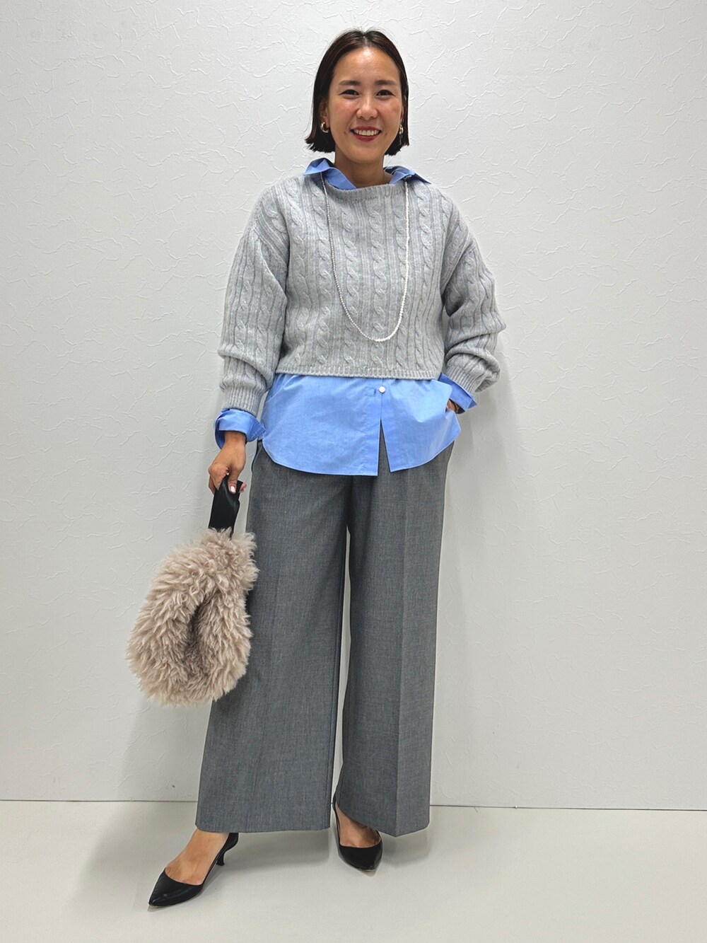 「秋服準備はじめました、秋先取りコーデ、大人女子、秋冬コーデ、ワントーンコーデ、シャツスタイル、きれいめカジュアル、パンツスタイル」｜「NOLLEY’Sの《手洗い可能》クロップドケーブルニット（ニット/セーター、グレー系）」を使った、nol matsubaさん（レディース・167cm）の夏コーディネートの2枚目の写真