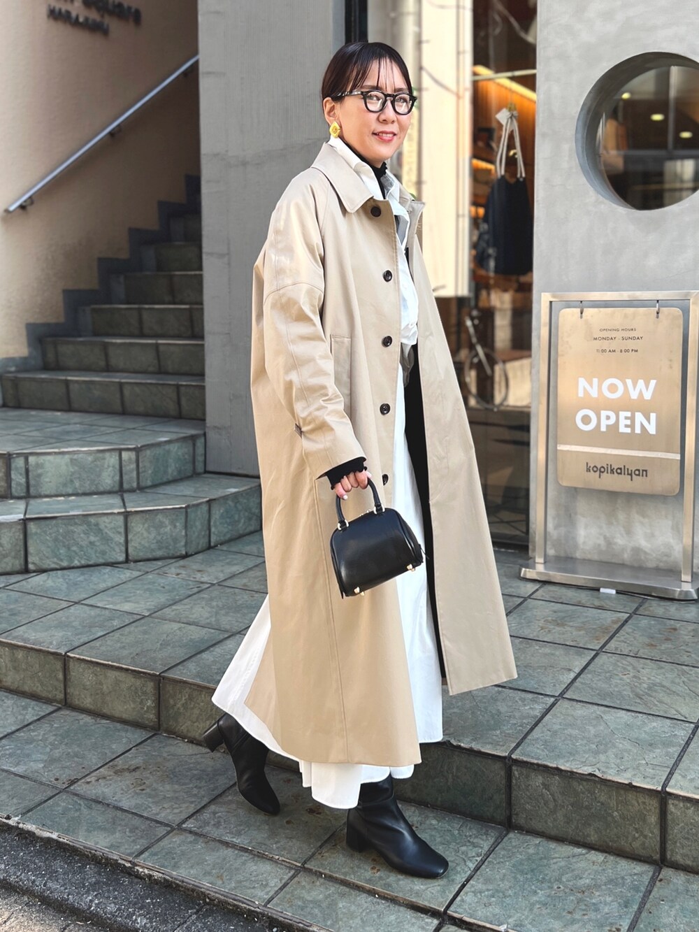 「きれいめカジュアル、大人カジュアル、休日コーデ、大人女子、ロングスカート、高身長コーデ、ステンカラー、バルマカーンコート、アウター、メガネ女子」｜「NOLLEY’Sのブロードタンブラーセミフレアスカート（スカート、ホワイト系）」を使った、nol matsubaさん（レディース・167cm）の冬コーディネートの2枚目の写真