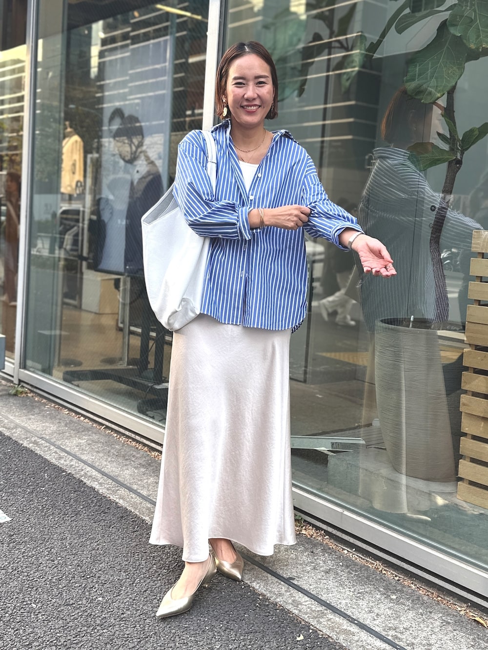 「休日スタイル、オトナカワイイ、春ファッション、シャツスタイル、シャツコーデ、ナロースカート」｜「NOLLEY’SのMY STANDARDシャツ（シャツ/ブラウス、ブルー系）」を使った、nol matsubaさん（レディース・167cm）の冬コーディネートの4枚目の写真