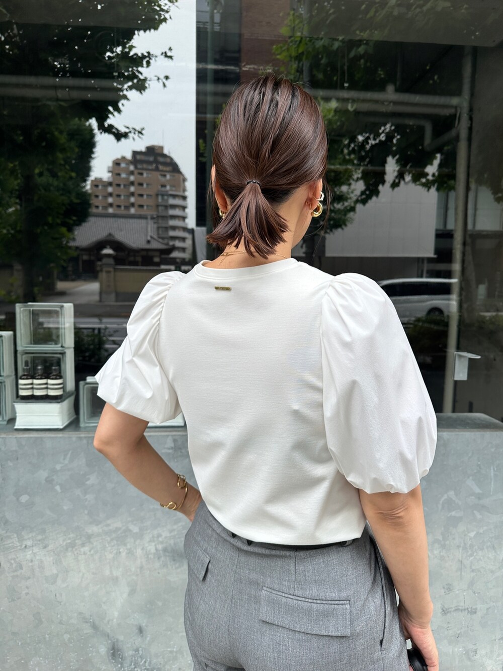 「大人カジュアル、シンプルコーデ、大人かわいい、きれいめカジュアル、オフィスカジュアル、ママファッション、ママコーデ、お出かけコーデ」｜「NOLLEY’Sの◇【WEB限定】ストレッチポンチ袖タフタTシャツ(接触冷感・UVカット・マシンウォッシャブル)（Tシャツ/カットソー、ホワイト系）」を使った、nol matsubaさん（レディース・167cm）の夏コーディネートの3枚目の写真