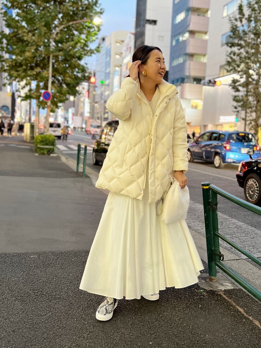 「大人カジュアル、冬コーデ、オトナ女子、休日コーデ、キレイめ、ホワイトコーデ」｜「TAIONの◇【WEB限定】【TAION/タイオン】別注ダイヤキルトスタンドミドルダウン（ダウンジャケット/コート、ホワイト系）」を使った、nol matsubaさん（レディース・167cm）の冬コーディネートの3枚目の写真