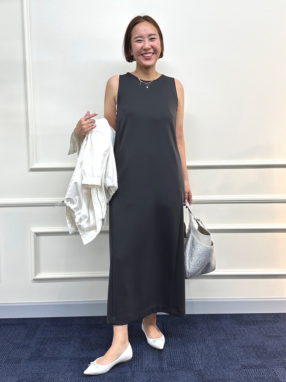 「お出かけコーデ、シンプルコーデ、春ファッション、ワンピース、モノトーンコーデ」｜「NOLLEY’Sのウォッシャブルダンボール2WAYワンピース（ワンピース、グレー系）」を使った、nol matsubaさん（レディース・167cm）の冬コーディネートの4枚目の写真