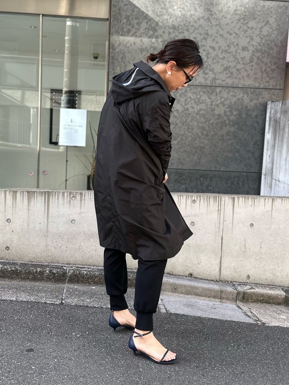 「春アウター、春コーデ、大人コーデ、オトナカジュアル、きれいめコーディネート、ママコーデ、ボーダー、高身長コーデ」｜「NOLLEY’Sの【WEB限定】【Traditional WeatherWear】レインパーカー（レインコート/ポンチョ、ブラック系）」を使った、nol matsubaさん（レディース・167cm）の春コーディネートの5枚目の写真