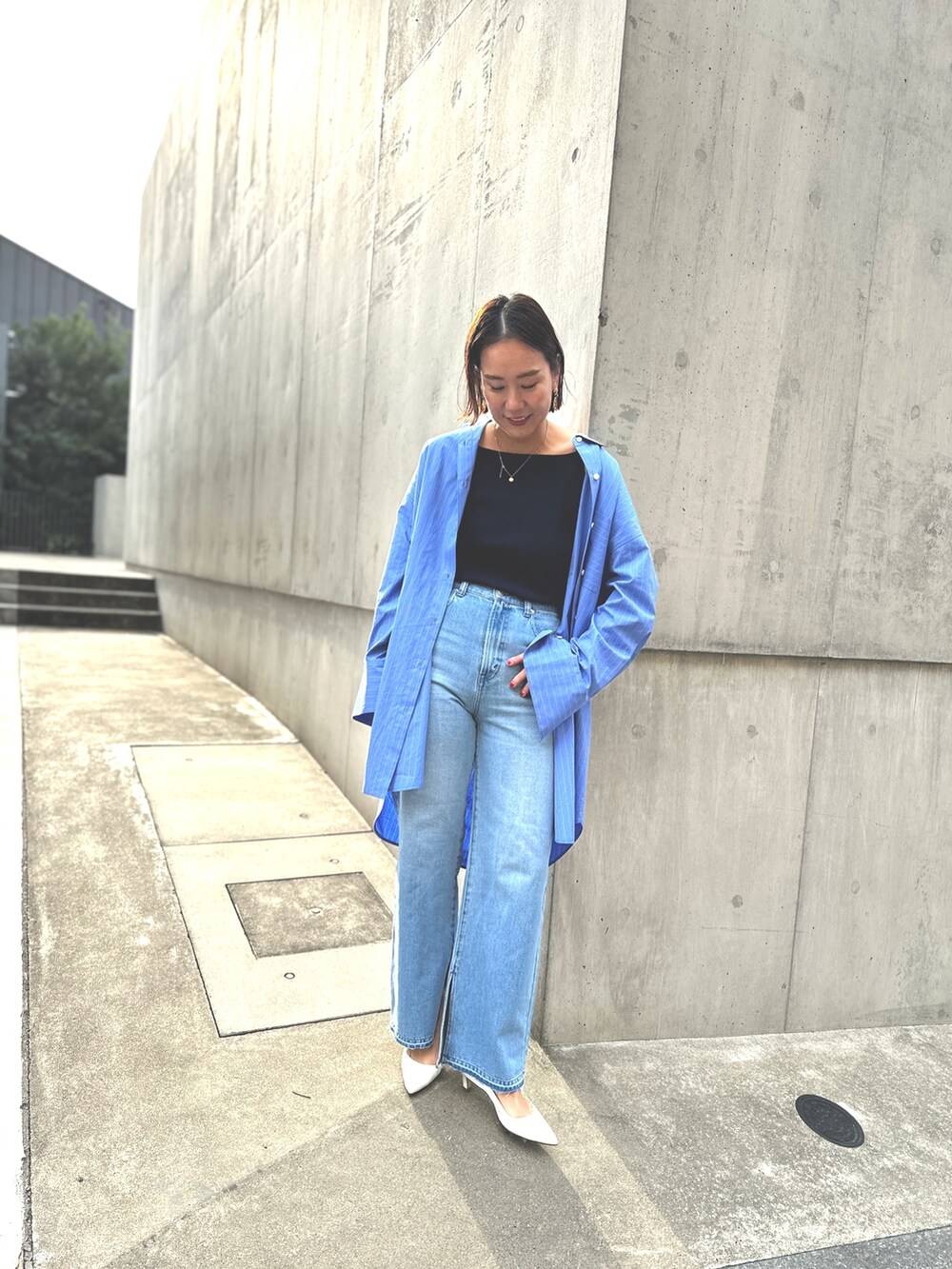 「お出かけコーデ、デニム、シンプルコーデ、休日スタイル、春ファッション、おでかけコーデ、ママファッション、オトナカジュアル、オトナ女子」｜「Rie Millerのスリットフレアハイウエストデニム（デニムパンツ、ブルー系）」を使った、nol matsubaさん（レディース・167cm）の冬コーディネートの4枚目の写真