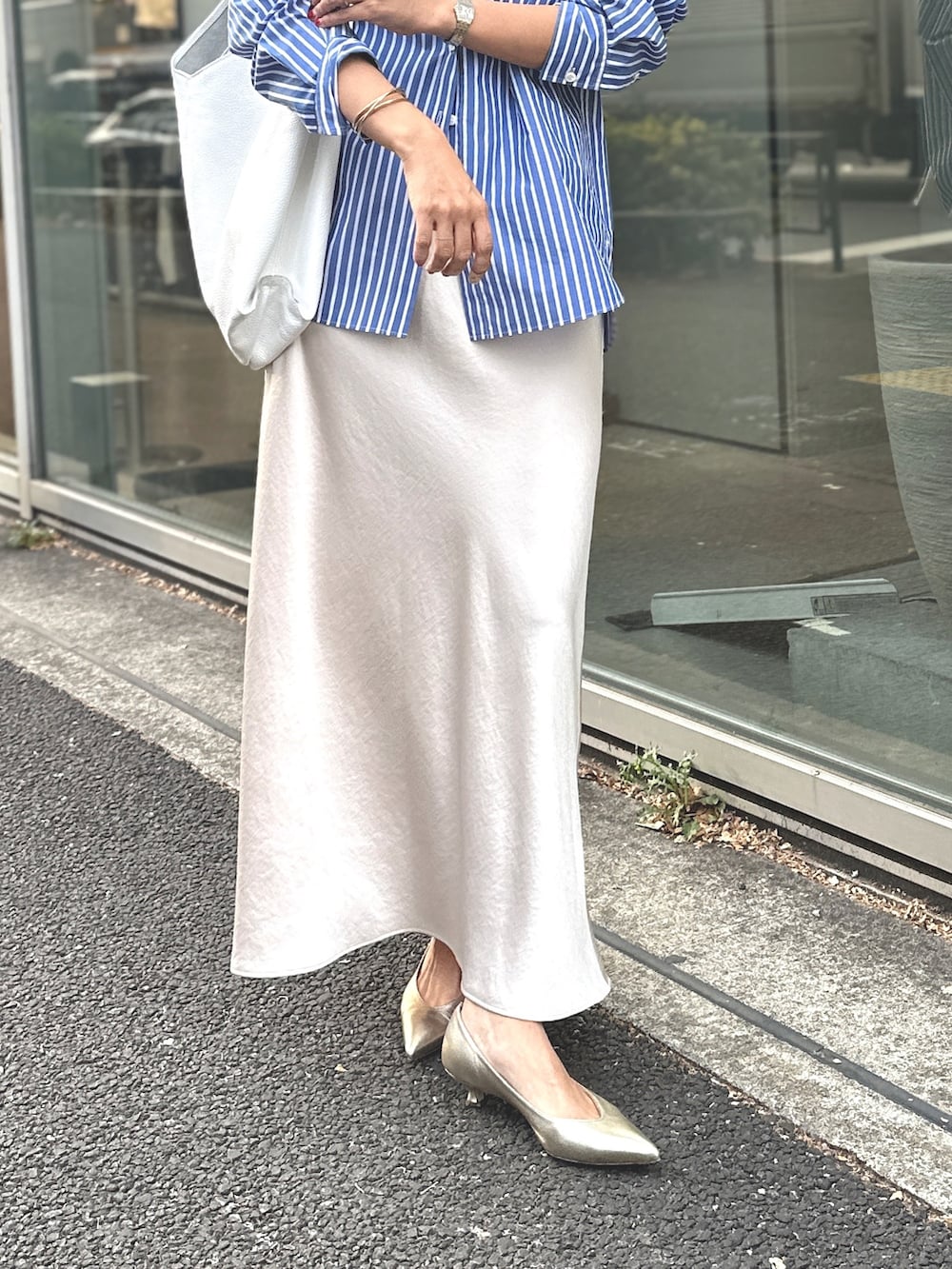 「休日スタイル、オトナカワイイ、春ファッション、シャツスタイル、シャツコーデ、ナロースカート」｜「NOLLEY’SのMY STANDARDシャツ（シャツ/ブラウス、ブルー系）」を使った、nol matsubaさん（レディース・167cm）の冬コーディネートの2枚目の写真