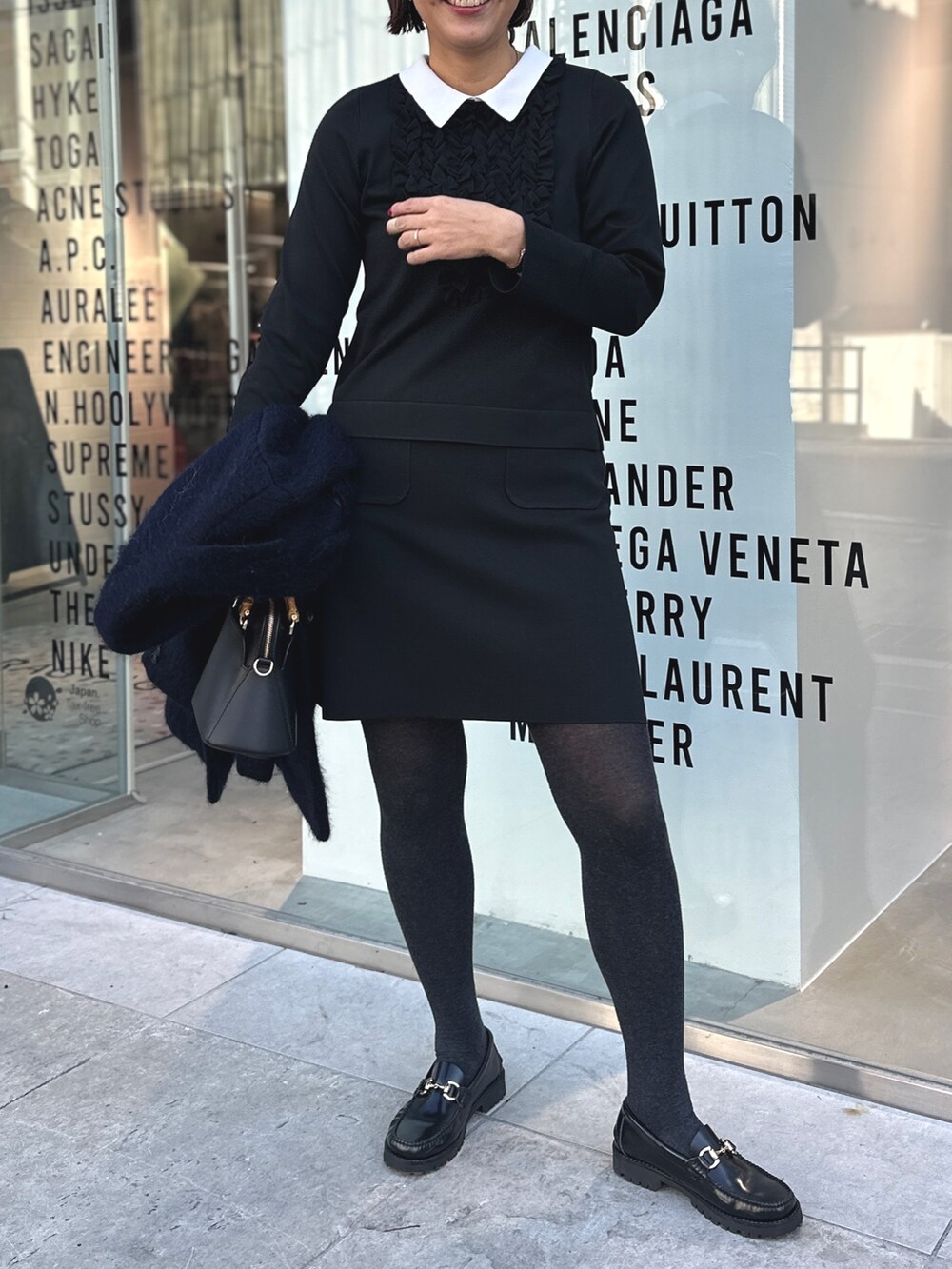 「お出かけコーデ、モノトーン、オトナカワイイ、春ファッション、オトナ女子、ミニスカート、フリル、セットアップ」｜「NOLLEY’Sの《セットアップ対応》《手洗い可能》前フリル白襟プルオーバーニット（ニット/セーター、ブラック系）」を使った、nol matsubaさん（レディース・167cm）の冬コーディネートの4枚目の写真
