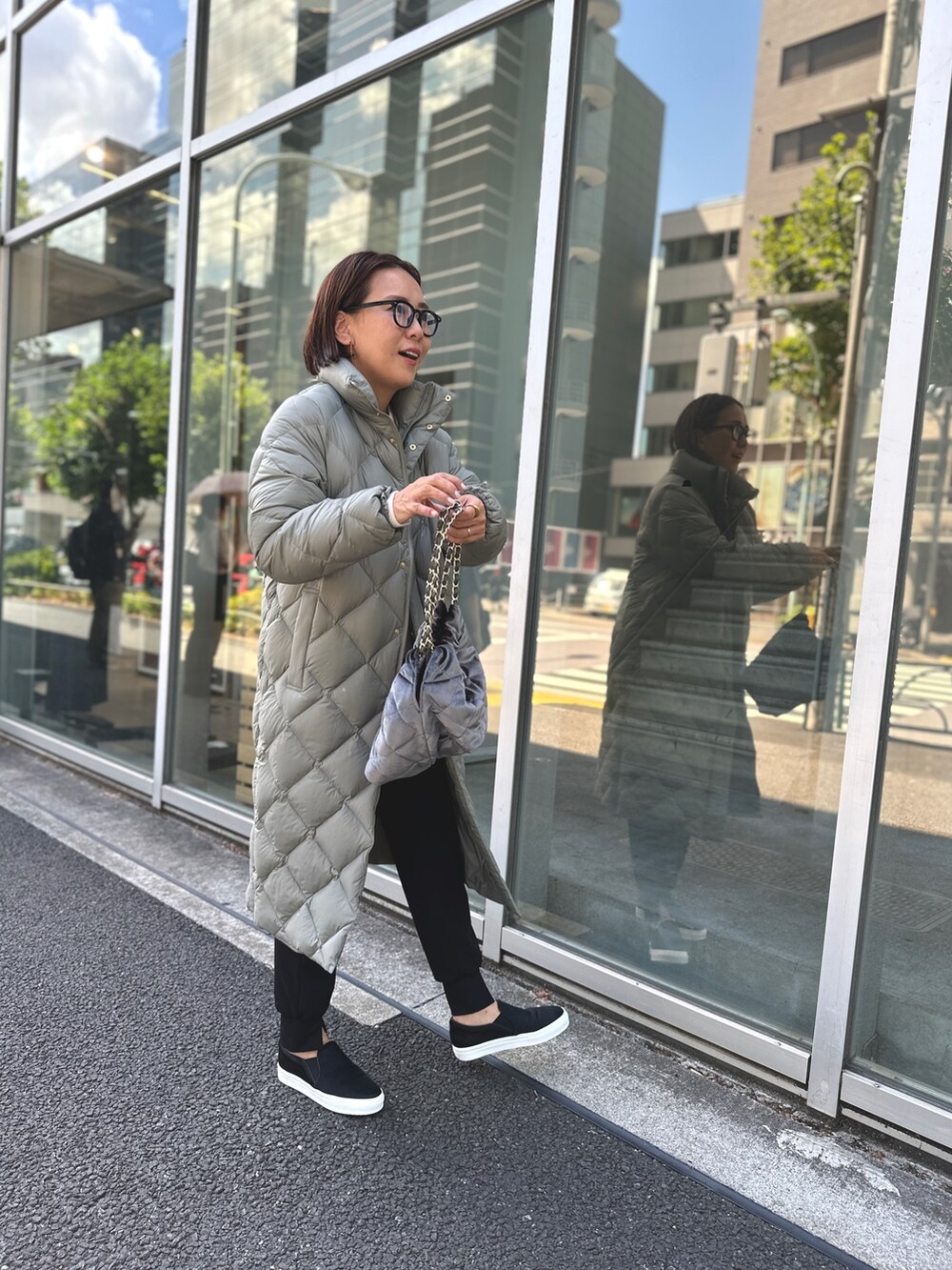 「淡色コーデ、オトナ女子、楽チンコーデ、カジュアルコーデ、秋冬コーデ、大人女子、休日スタイル」｜「NOLLEY’Sの◇【WEB限定】ロゴインターシャ2WAYクルーネックカーディガン（カーディガン/ボレロ、ホワイト系）」を使った、nol matsubaさん（レディース・167cm）の夏コーディネートの4枚目の写真