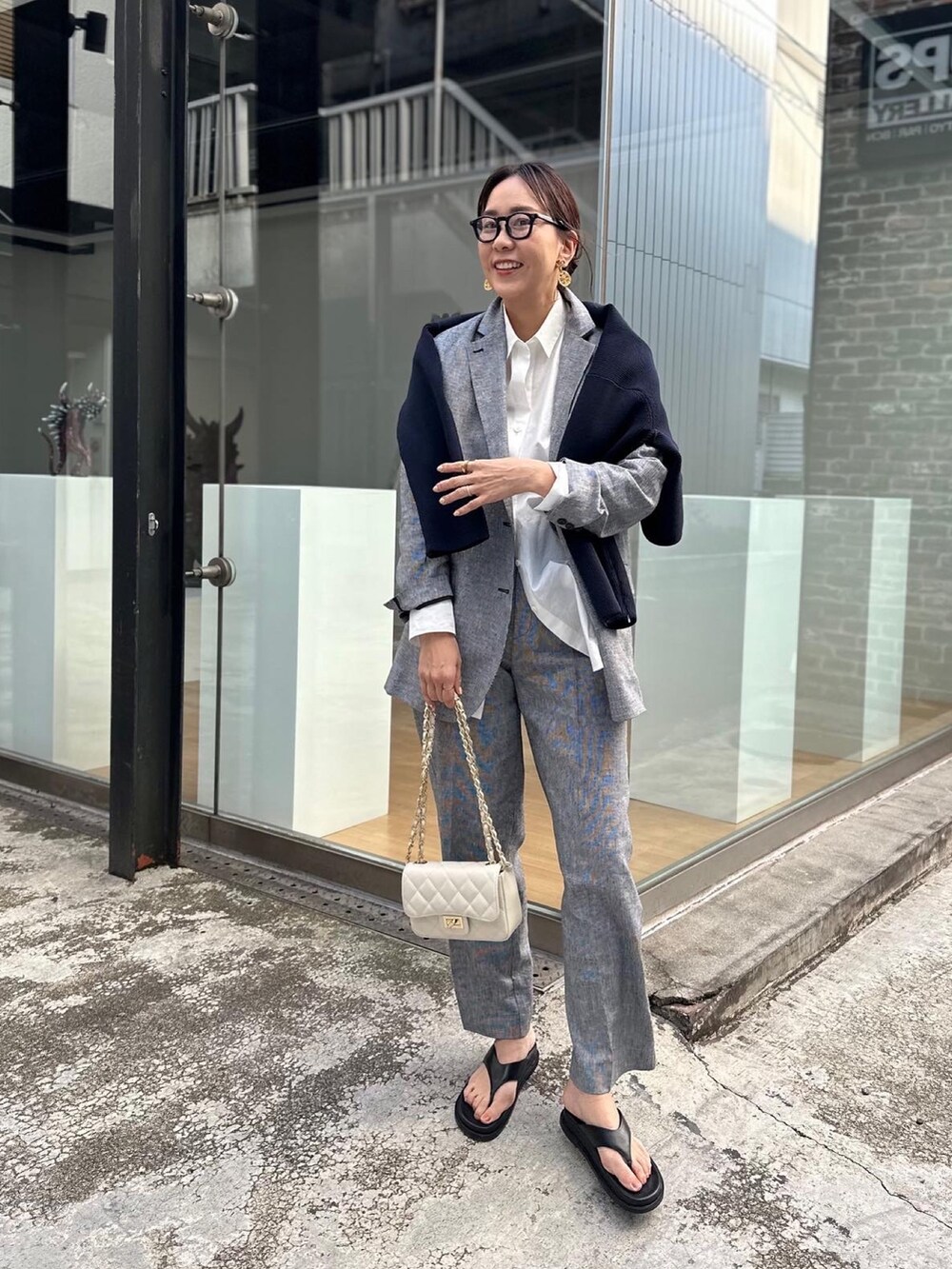 「大人コーデ、シンプルスタイル、ゆったりコーデ、ラフコーデ、ママコーデ、高身長コーデ」｜「NOLLEY’Sの五明祐子さん着用 ◇【WEB限定】POLY・LINEN マニッシュワイドパンツ（その他パンツ、グレー系）」を使った、nol matsubaさん（レディース・167cm）の春コーディネートの2枚目の写真