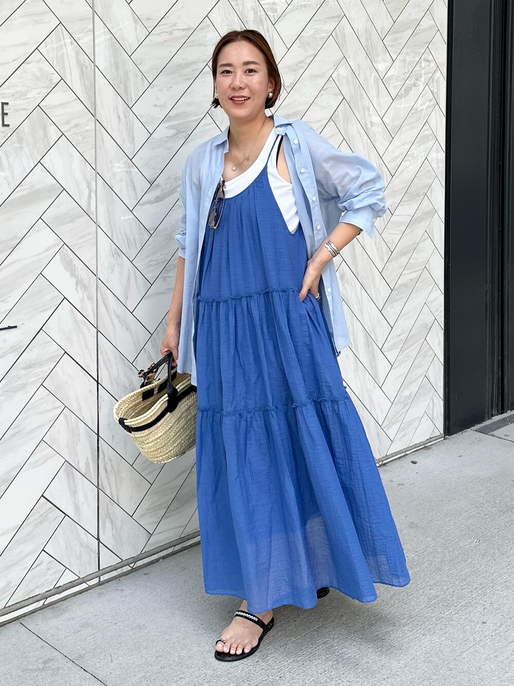 「夏コーデ、レイヤードスタイル、フェスコーデ、デートコーデ、トートバッグ、ワンピース、大人かわいい、大人カジュアル、オトナ女子、サンダルコーデ、楽チンコーデ、ロングワンピース、お出かけコーデ、高身長コーデ」｜「NOLLEY’Sのウォッシャブル2WAYキャミワンピース（ワンピース、ブルー系）」を使った、nol matsubaさん（レディース・167cm）の夏コーディネートの6枚目の写真