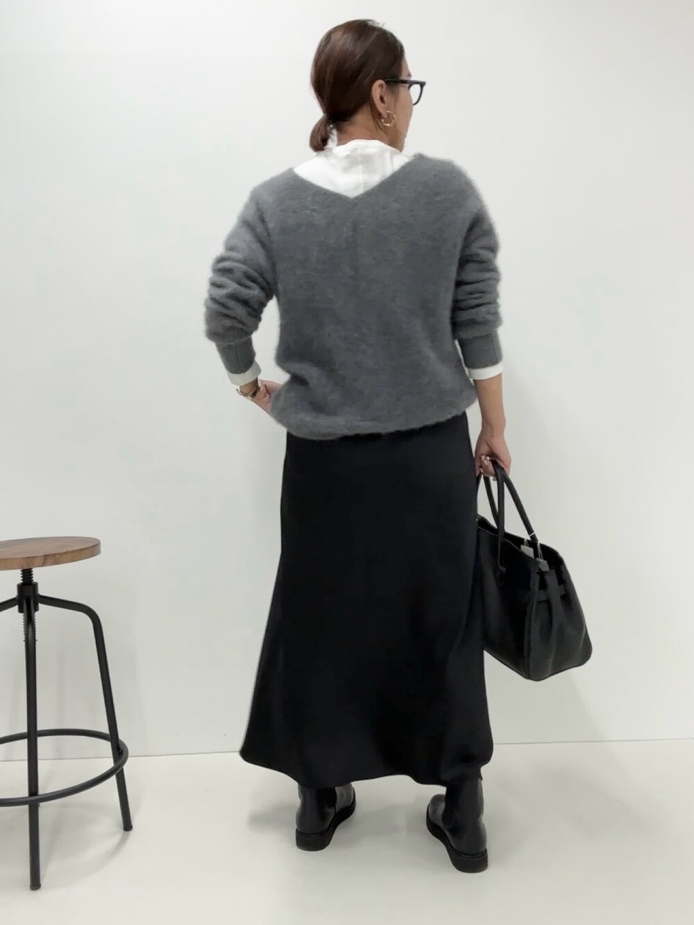 「きれいめカジュアル、ロングスカート、おでかけコーデ、グレー、シンプルコーデ、モノトーンコーデ、高身長コーデ、休日スタイル、マーメイドスカート」｜「NOLLEY’Sの◇【WEB限定】コンパクトベアテレコクルーネックロンT（Tシャツ/カットソー、ホワイト系）」を使った、nol matsubaさん（レディース・167cm）の冬コーディネートの3枚目の写真