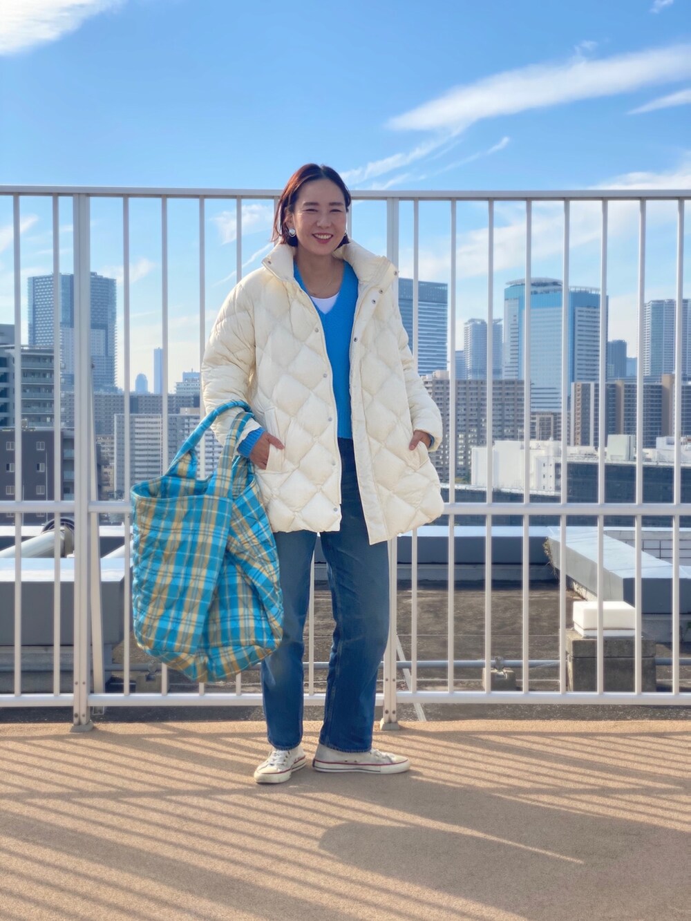 「カジュアルコーデ、オトナカジュアル、スニーカーコーデ、ホワイトコーデ、converse、親子コーデ、キッズコーデ、リンクコーデ、TAION、ダウンジャケット」｜「TAIONの◇【WEB限定】【TAION/タイオン】別注ダイヤキルトスタンドミドルダウン（ダウンジャケット/コート、ホワイト系）」を使った、nol matsubaさん（レディース・167cm）の冬コーディネートの5枚目の写真