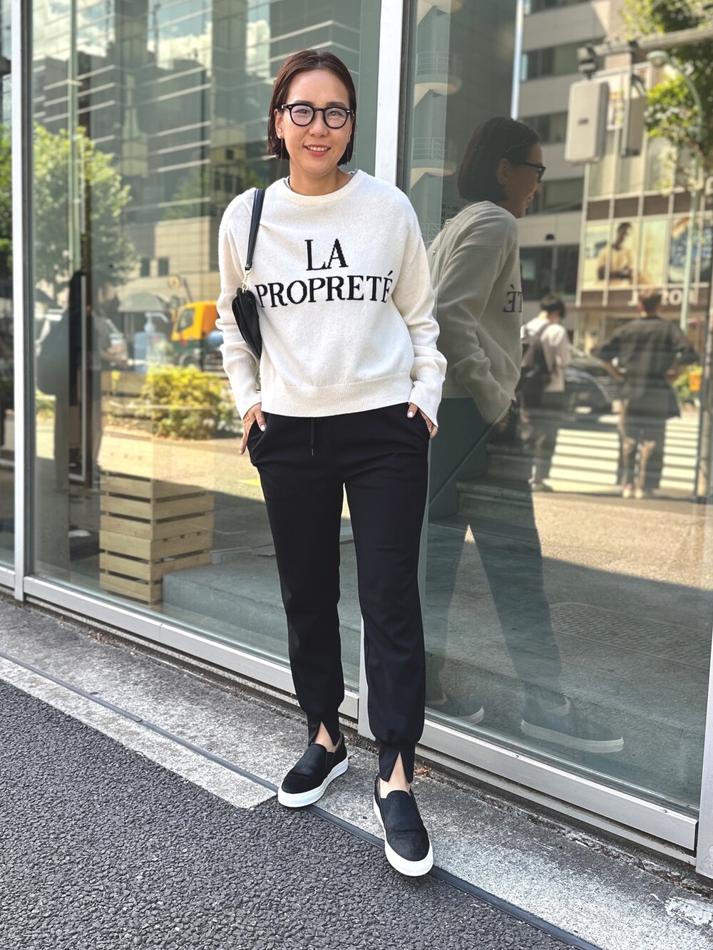 「ストリート、厚底シューズ、秋服準備はじめました、メガネ女子、休日スタイル、ボア、ボアコート、TAION、冬アウター、ロゴニット、ジョガーパンツ、オトナ女子、おとこのこスタイル、大人カジュアルコーデ」｜「TAIONの◇【WEB限定】【TAION/タイオン】ノーカラーボアコート(リバーシブル)（ダウンジャケット/コート、ホワイト系）」を使った、nol matsubaさん（レディース・167cm）の夏コーディネートの2枚目の写真