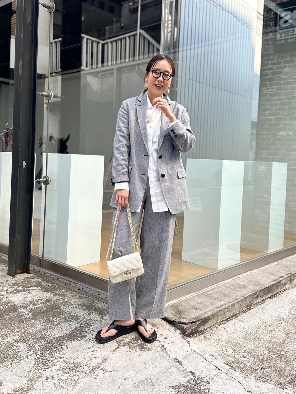 「大人コーデ、シンプルスタイル、ゆったりコーデ、ラフコーデ、ママコーデ、高身長コーデ」｜「NOLLEY’Sの五明祐子さん着用 ◇【WEB限定】POLY・LINEN マニッシュワイドパンツ（その他パンツ、グレー系）」を使った、nol matsubaさん（レディース・167cm）の春コーディネートの3枚目の写真