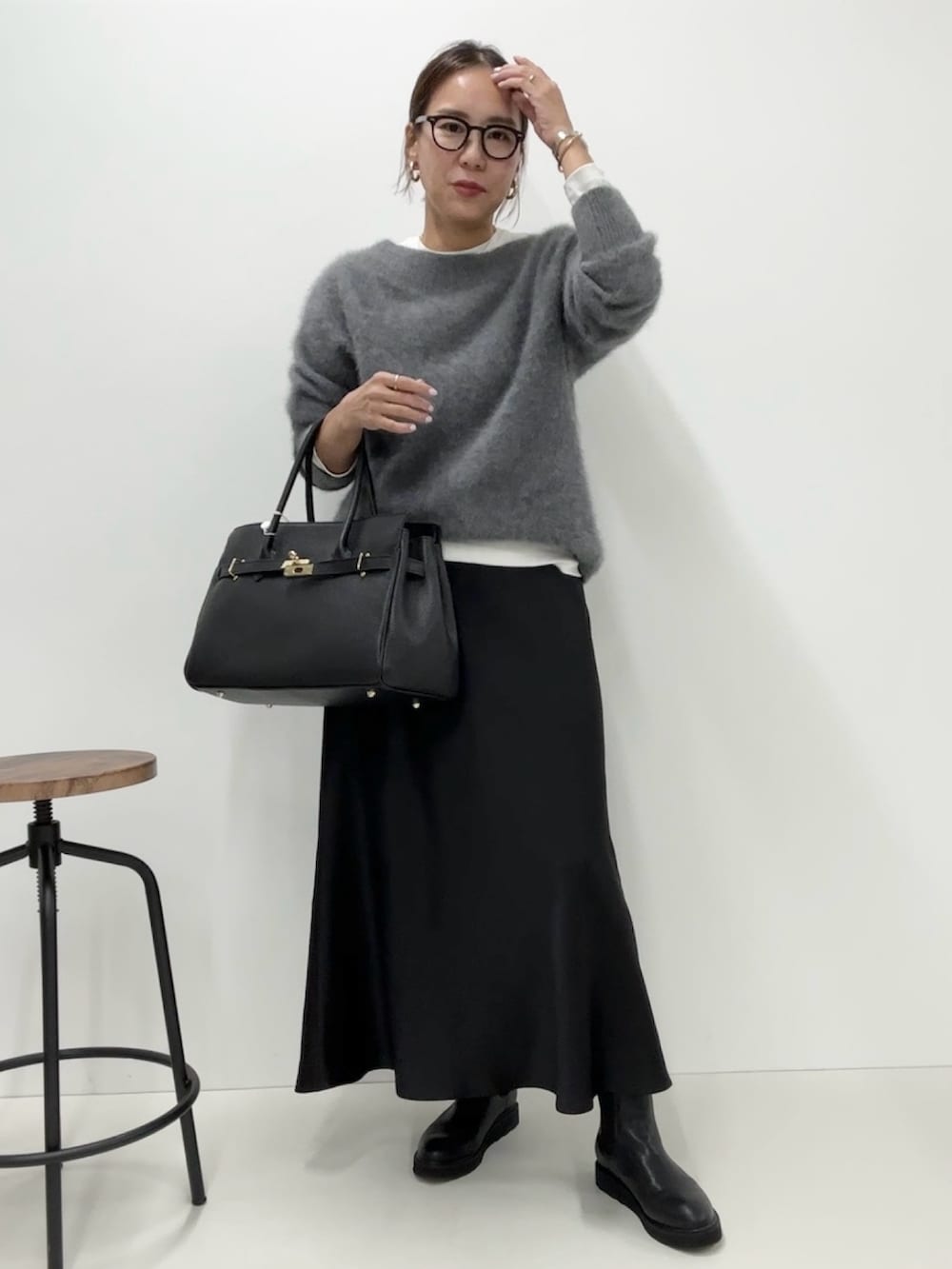 「きれいめカジュアル、ロングスカート、おでかけコーデ、グレー、シンプルコーデ、モノトーンコーデ、高身長コーデ、休日スタイル、マーメイドスカート」｜「NOLLEY’Sの◇【WEB限定】コンパクトベアテレコクルーネックロンT（Tシャツ/カットソー、ホワイト系）」を使った、nol matsubaさん（レディース・167cm）の冬コーディネートの2枚目の写真