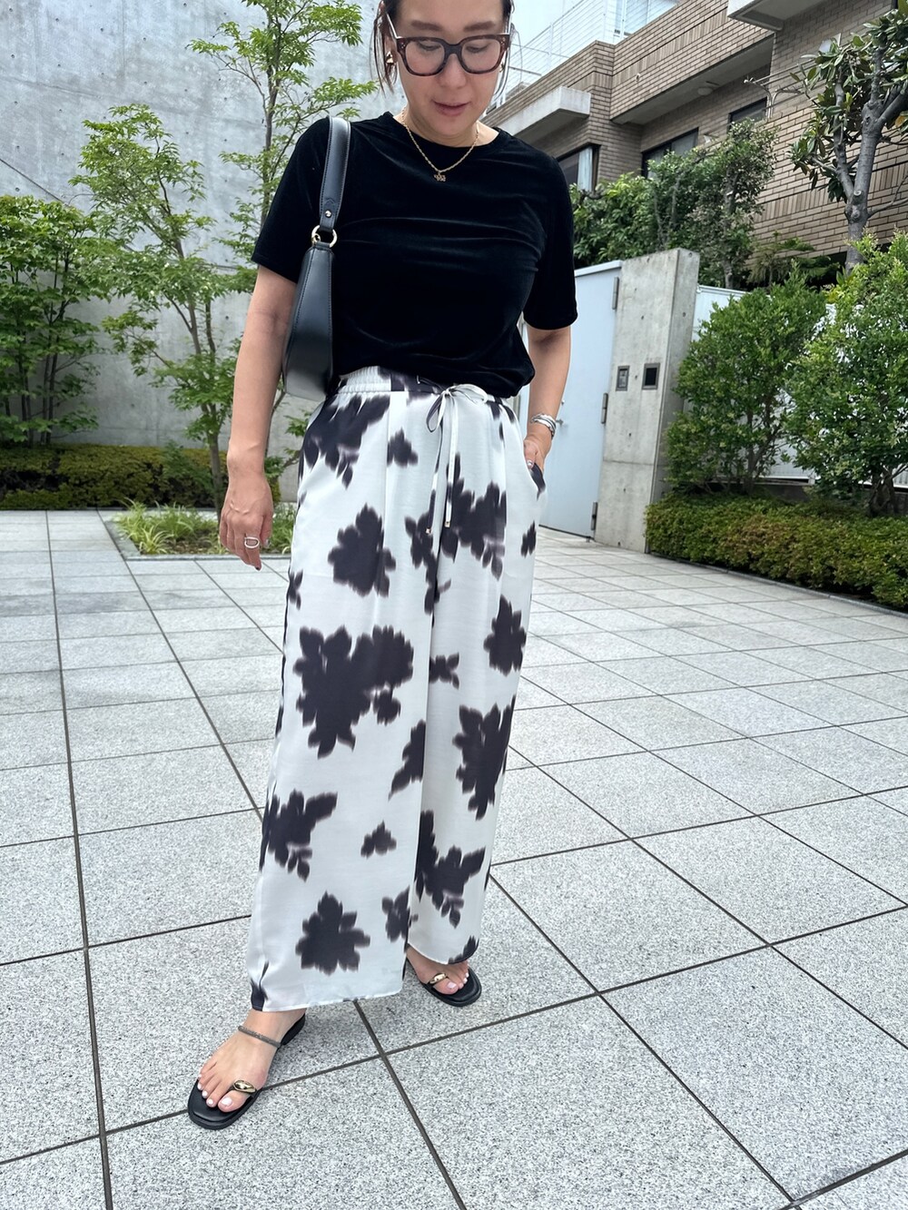 「夏コーデ、フェスコーデ、夏だ！Tシャツ着よう！、韓国ファッション、オトナ女子、モノモーン」｜「NOLLEY’SのシアーベロアTシャツ（Tシャツ/カットソー、ブラック系）」を使った、nol matsubaさん（レディース・167cm）の夏コーディネートの5枚目の写真