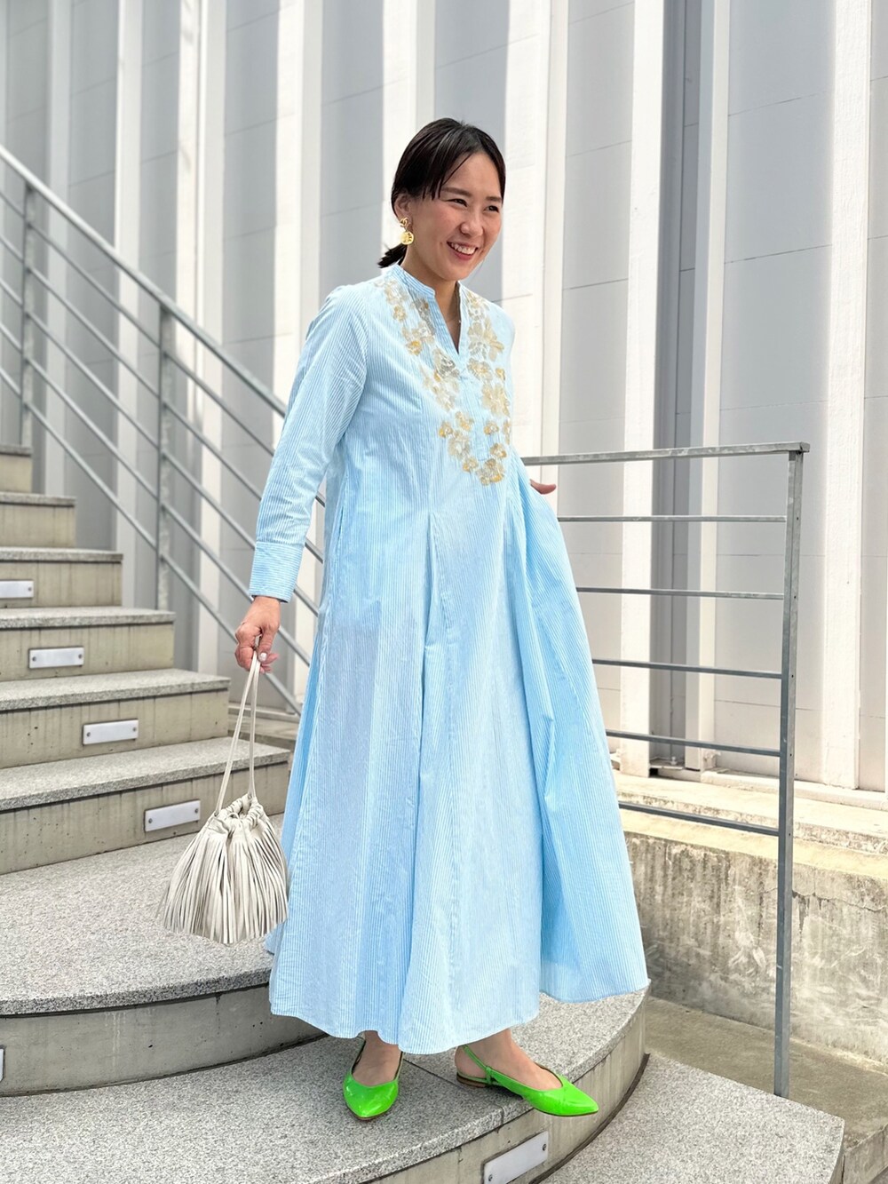 「オトナカジュアル、大人かわいい、ラフコーデ、ママコーデ、夏コーデ、ワンピーススタイル」｜「NOLLEY’Sの◇【WEB限定】【ne Quittez pas/ヌキテパ】刺繍パネルワンピース（ワンピース、ブルー系）」を使った、nol matsubaさん（レディース・167cm）の春コーディネートの3枚目の写真