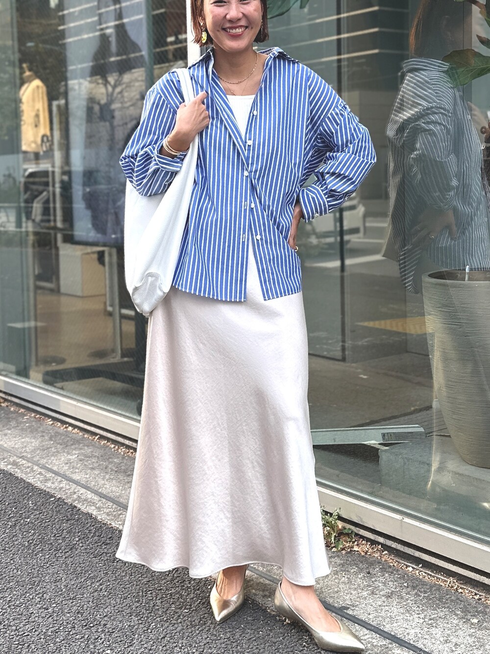 「休日スタイル、オトナカワイイ、春ファッション、シャツスタイル、シャツコーデ、ナロースカート」｜「NOLLEY’SのMY STANDARDシャツ（シャツ/ブラウス、ブルー系）」を使った、nol matsubaさん（レディース・167cm）の冬コーディネートの5枚目の写真