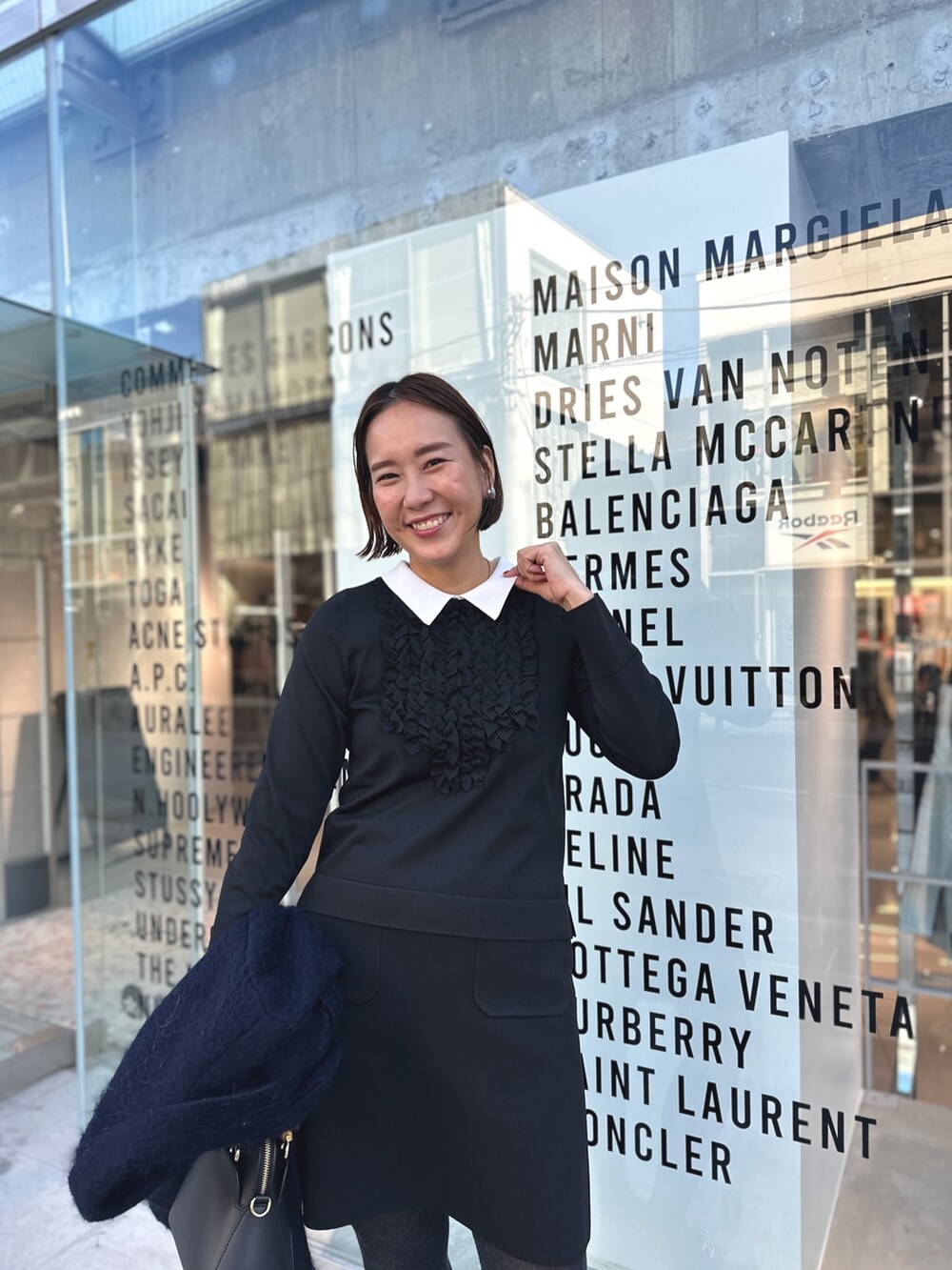 「お出かけコーデ、モノトーン、オトナカワイイ、春ファッション、オトナ女子、ミニスカート、フリル、セットアップ」｜「NOLLEY’Sの《セットアップ対応》《手洗い可能》前フリル白襟プルオーバーニット（ニット/セーター、ブラック系）」を使った、nol matsubaさん（レディース・167cm）の冬コーディネートの5枚目の写真