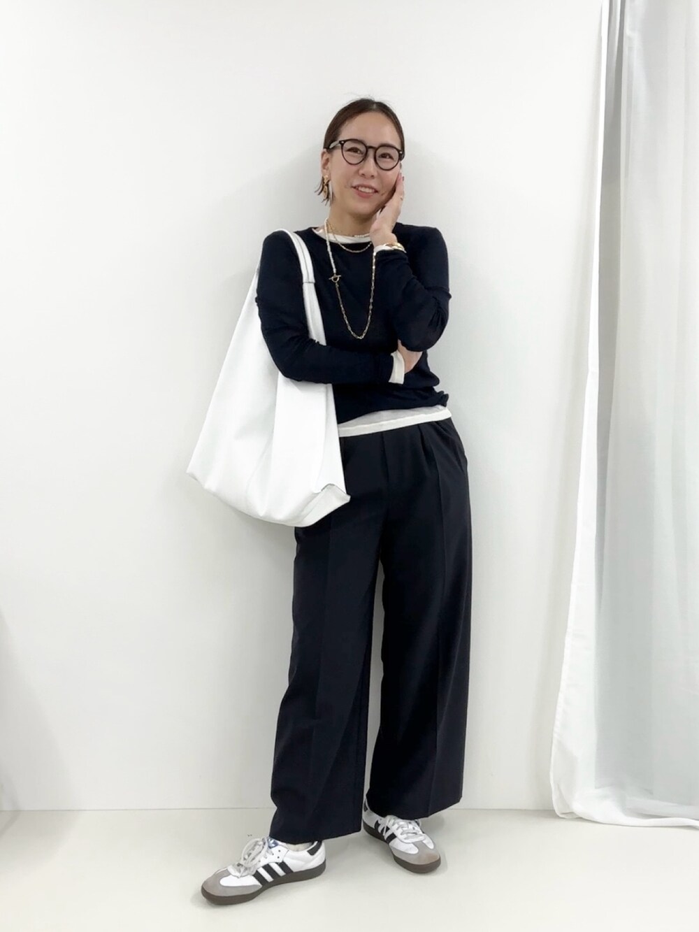 「お出かけコーデ、モノトーン、休日スタイル、シンプルコーデ、スポーツミックス、春ファッション、パンツコーデ、ママファッション」｜「NOLLEY’SのシアークルーネックロンT（Tシャツ/カットソー、ホワイト系）」を使った、nol matsubaさん（レディース・167cm）の冬コーディネートの2枚目の写真