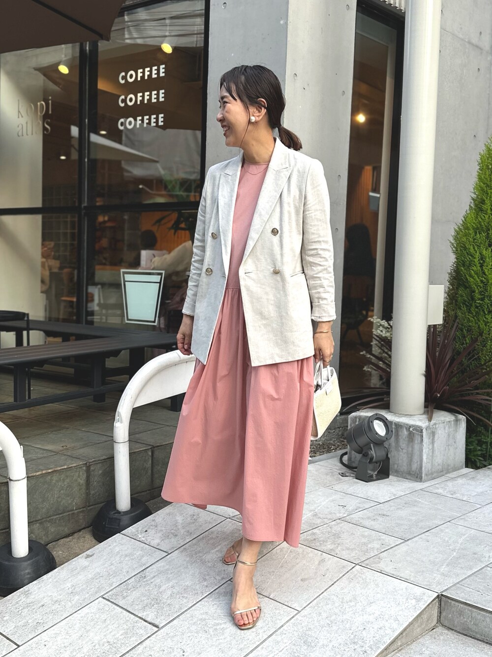 「春コーデ、オトナカジュアル、ワンピーススタイル、きれいめコーディネート」｜「NOLLEY’S Sophiのハードリネンダブルジャケット（テーラードジャケット、ベージュ系）」を使った、nol matsubaさん（レディース・167cm）の春コーディネートの5枚目の写真